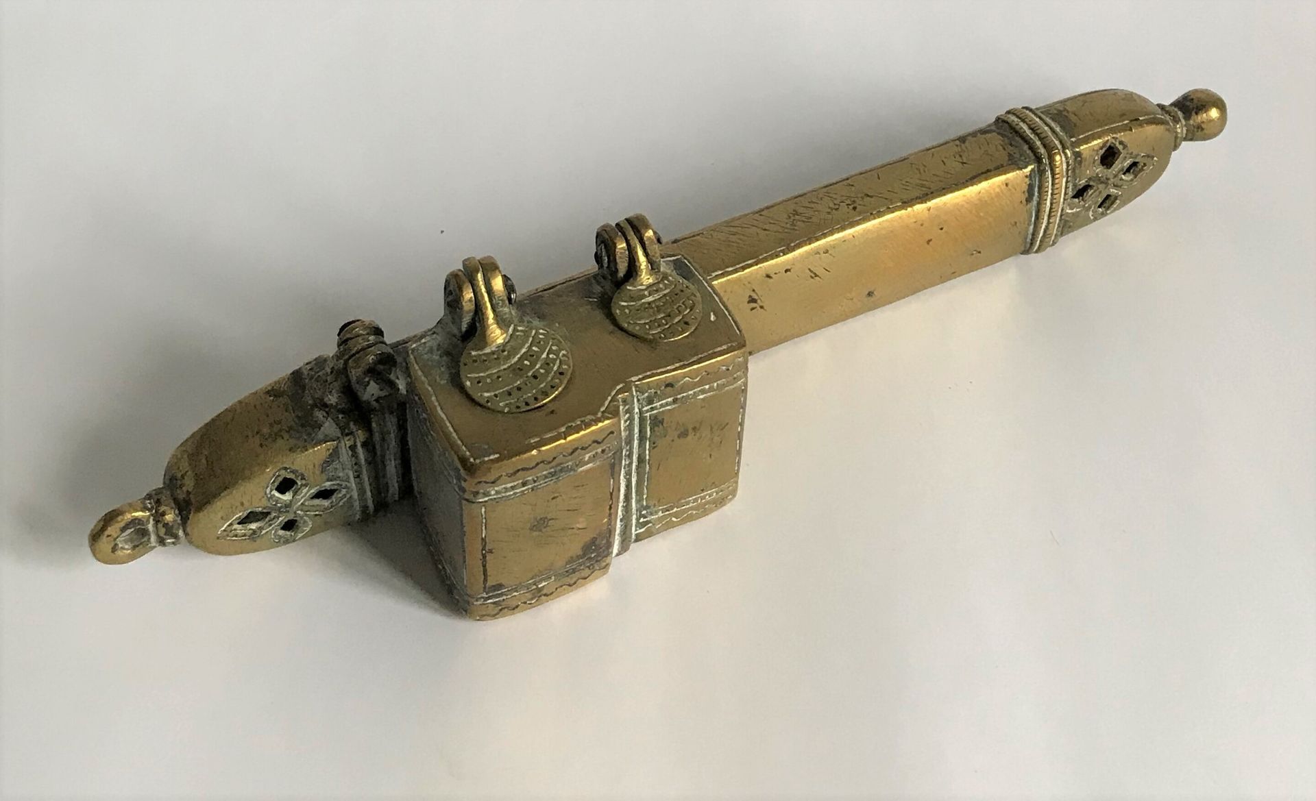 Null 铜制旅行笔筒，带墨盒。

马格里布

长23,5厘米