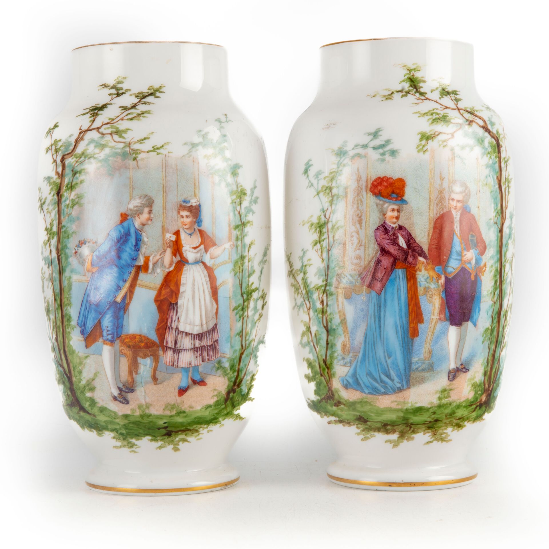 Null Ein Paar Vasen aus Opalin mit einer galanten Szene.

H.: 31 cm