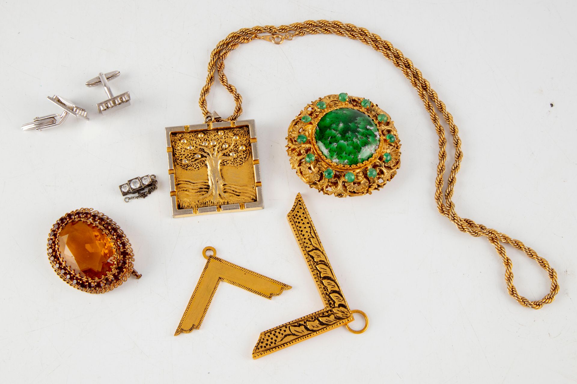 Null Ensemble de bijoux fantaisies, dont broches, colliers, pendentifs et bouton&hellip;