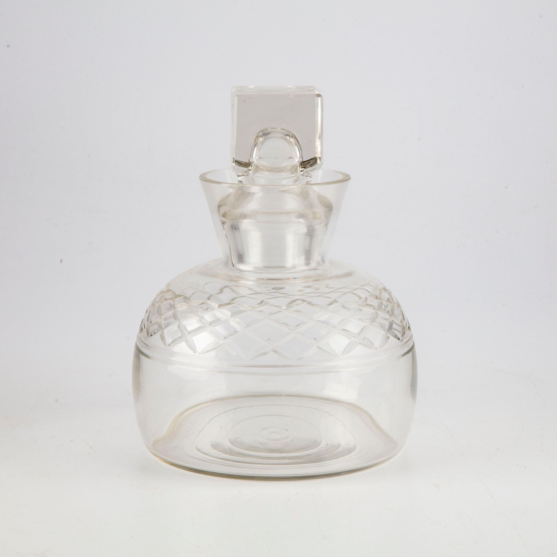 Null Circular carafe out of cut glass with its stopper of square section

H.: 20&hellip;