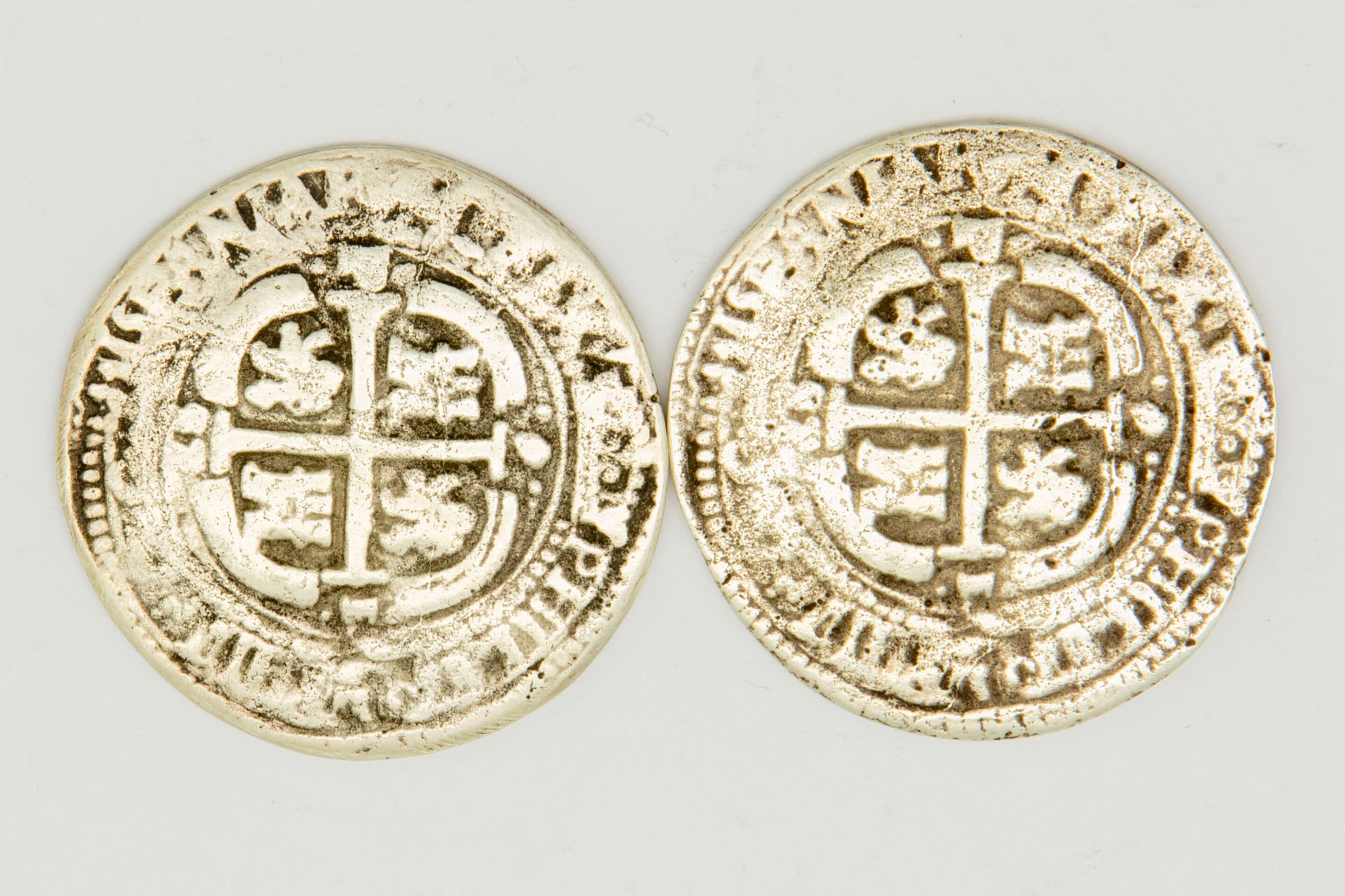 Null 一套两枚8雷亚尔菲利普四世1677年的银币，刻有 "P. 8. E. /PLV.SVI。TRA。/E.P."

玻利维亚，波托西研讨会

重量：54.&hellip;