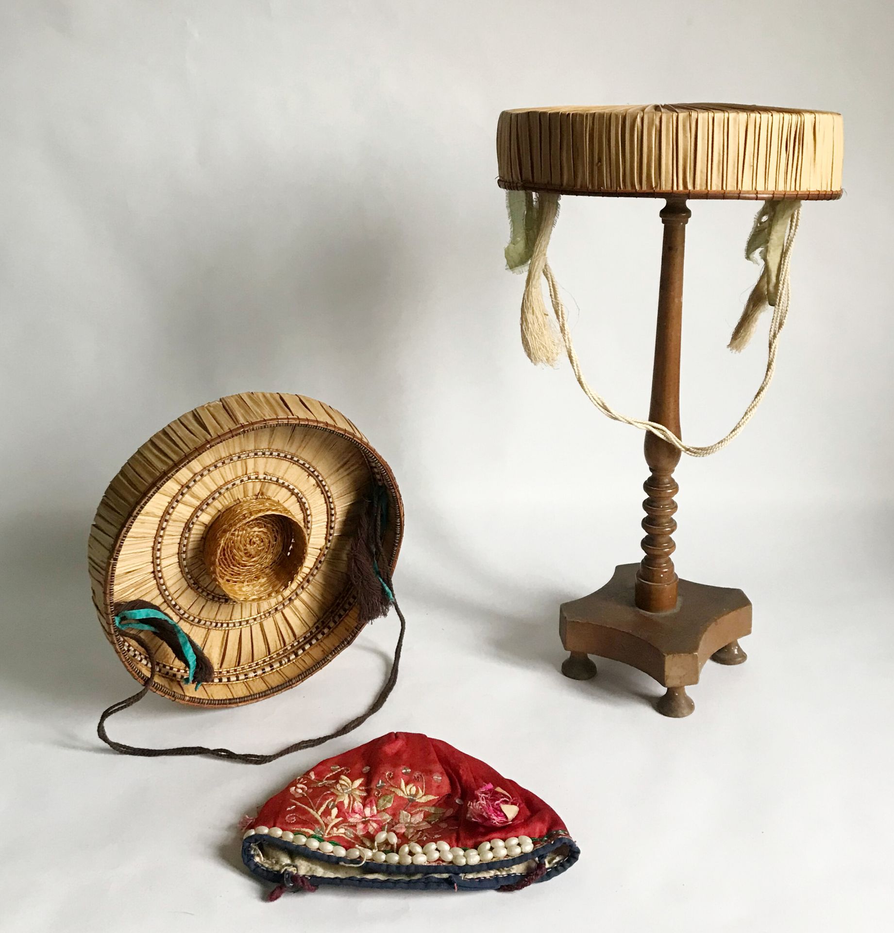 Null ASIA

Set of straw hats and a small silk cap embroidered and beaded.

As is&hellip;