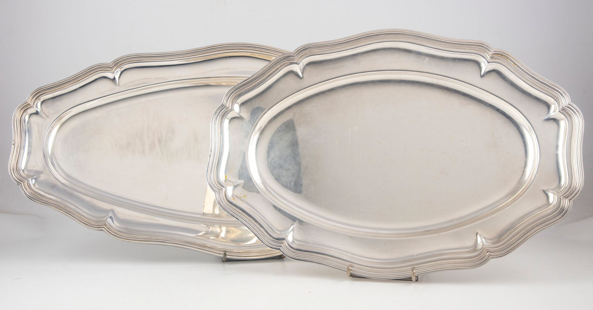Null 一套两个镀银的双鱼片盘：一个鱼盘和一个肉盘。18世纪风格

长：45厘米和60.5