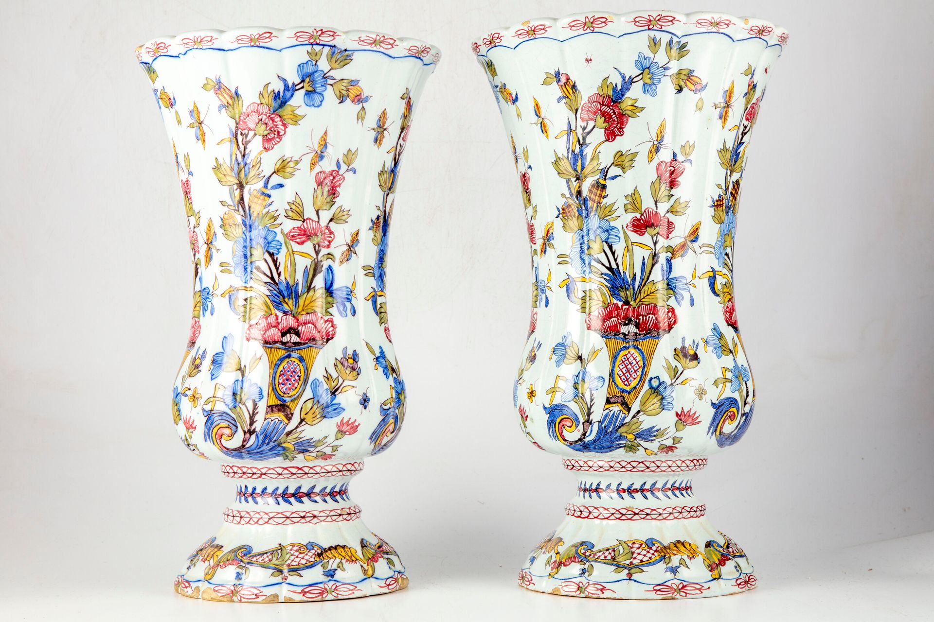 Null GIEN

一对18世纪鲁昂风格的大型釉面陶器花瓶，上面装饰着丰饶的犄角。

H.39厘米

珐琅质小碎片