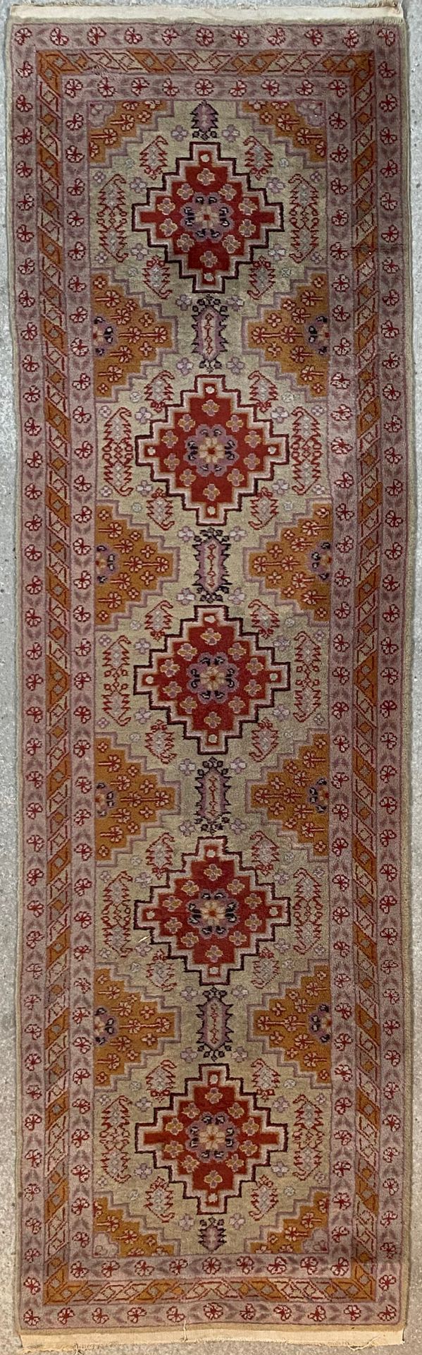 Null 画廊地毯，奶油色背景上有五个奖章，三层边框有几何和花卉图案

247 x 70 cm