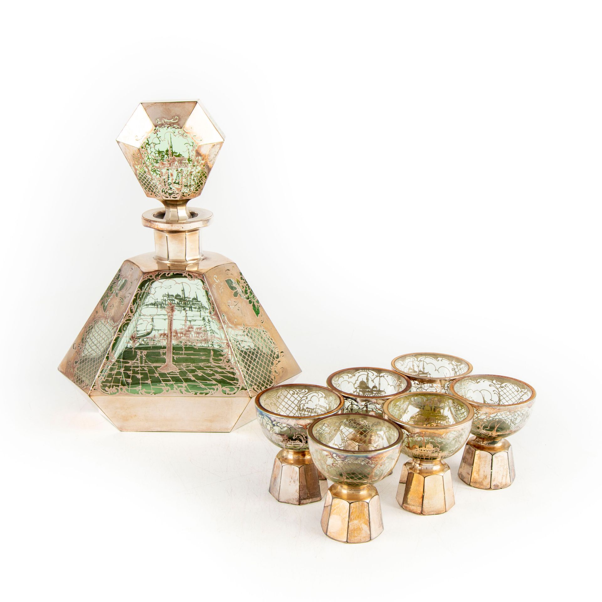 Null MURANO - 约1950年

玻璃利口酒服务，银色装饰代表威尼斯的Rocaille框架。它由一个有盖的瓶子和六个脚踏的杯子组成。

约1950年