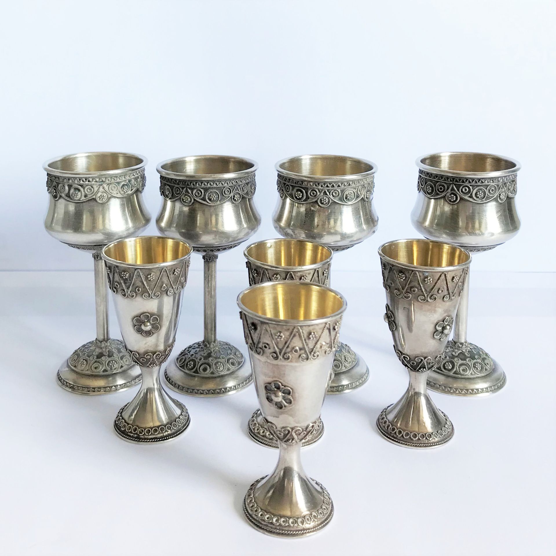 Null Cuatro vasos de pie y cuatro copas de licor en metal con decoración de fili&hellip;