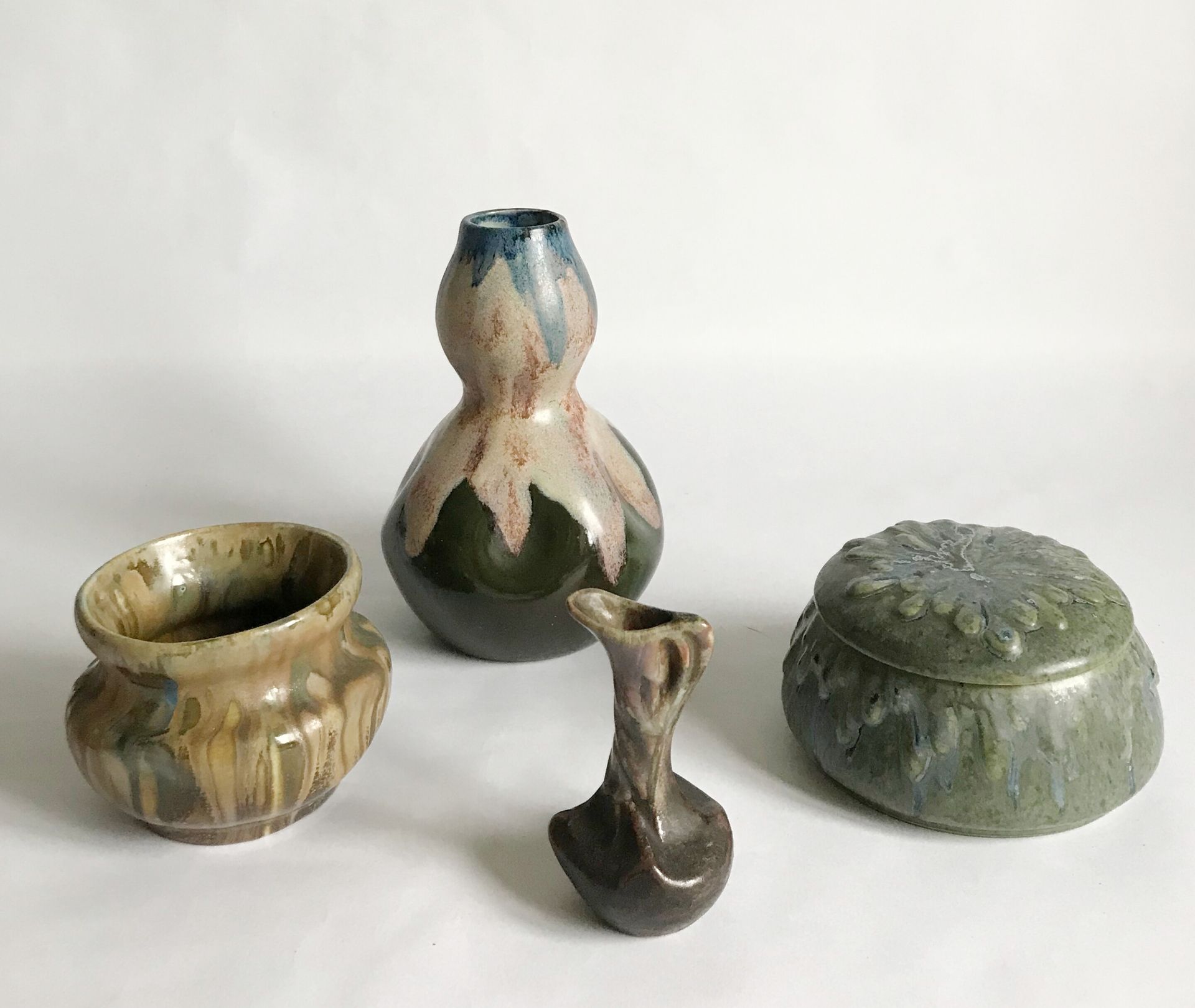 Null 一套四个小的搪瓷花瓶，碗和有盖的盒子。

约1930/50年

H.9至17厘米
