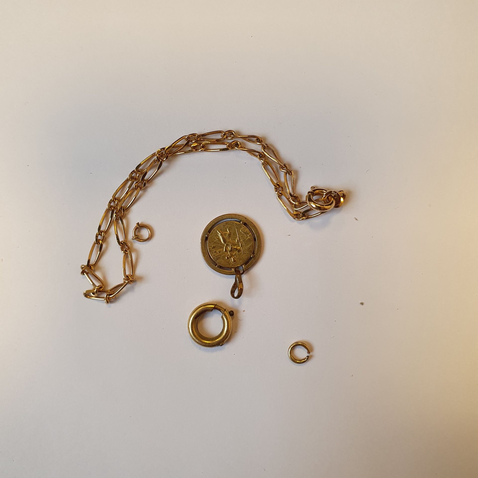 Null 黄金小套装，包括一个带有圣克里斯托弗图像的奖牌，一个手镯和扣子。

毛重：2.6克