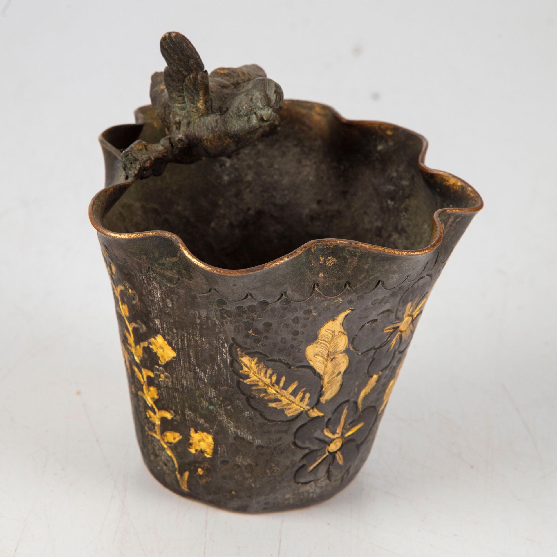 Null Petit vase en bronze à décor gravé de fleurs doré le col ornéd'un oiseau en&hellip;