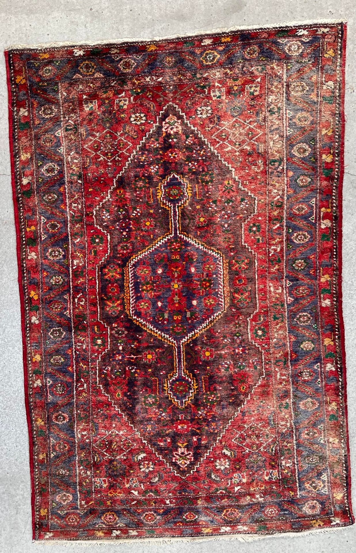 Null 羊毛地毯，中央装饰为红场上的小奖章，三层边框为几何图案

190厘米 x 128厘米

磨损的
