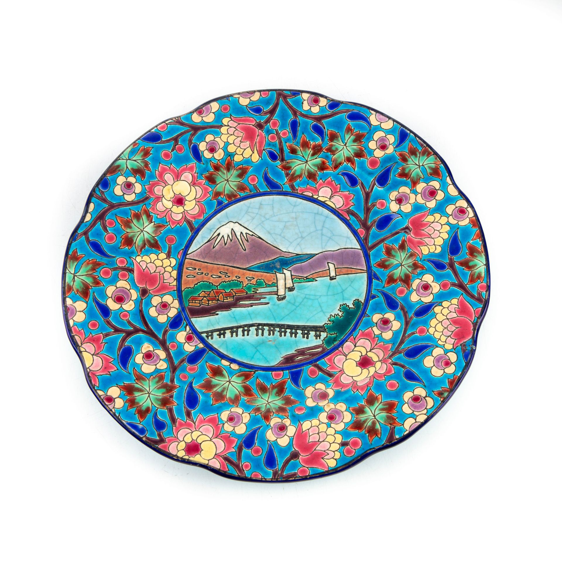 Null 龙威

釉上彩陶盘，中央装饰有富士山的日本景观

D.26厘米