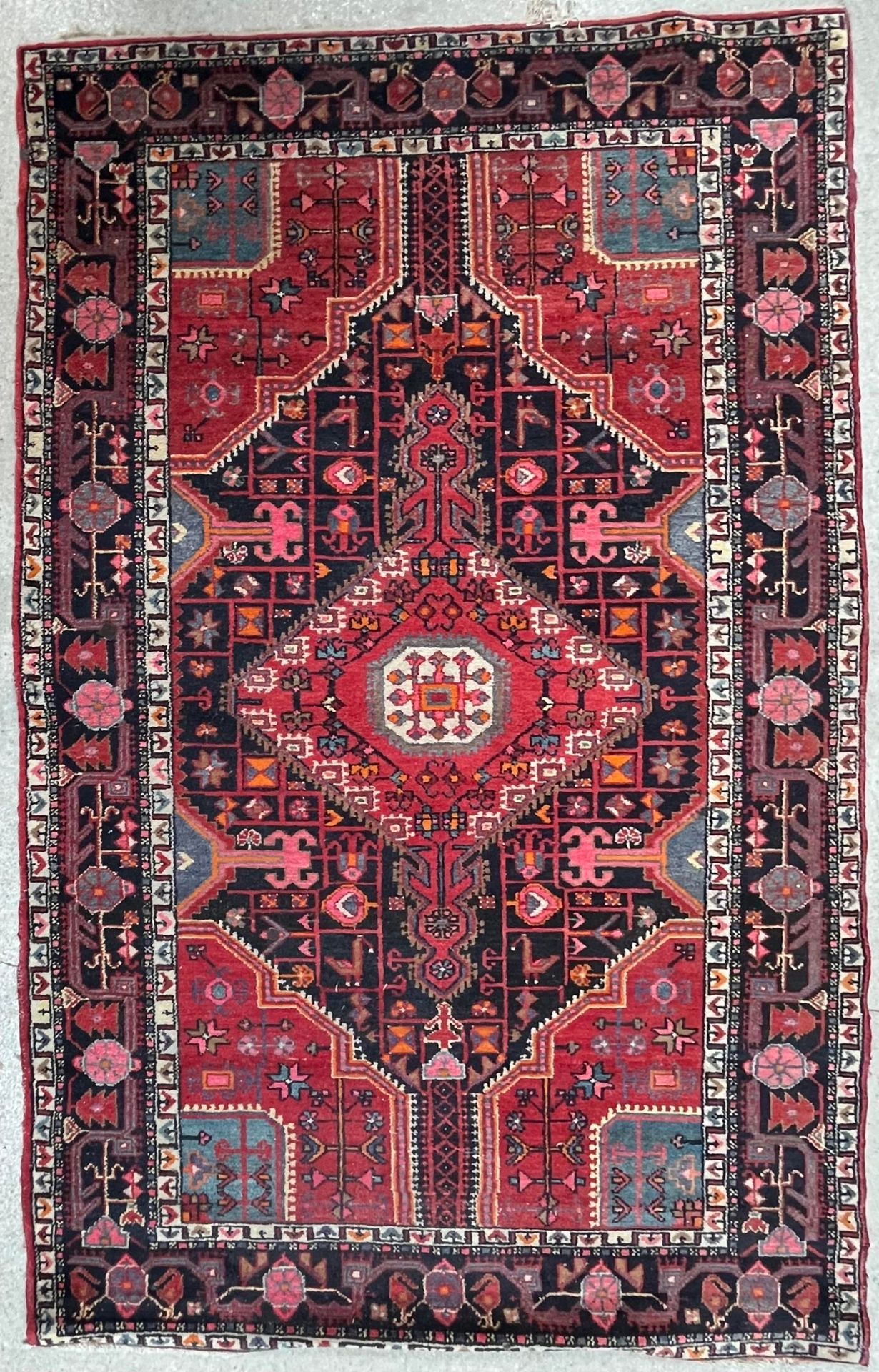 Null 红蓝相间背景的几何装饰波斯地毯，三层边框

230 x 137 cm

磨损的