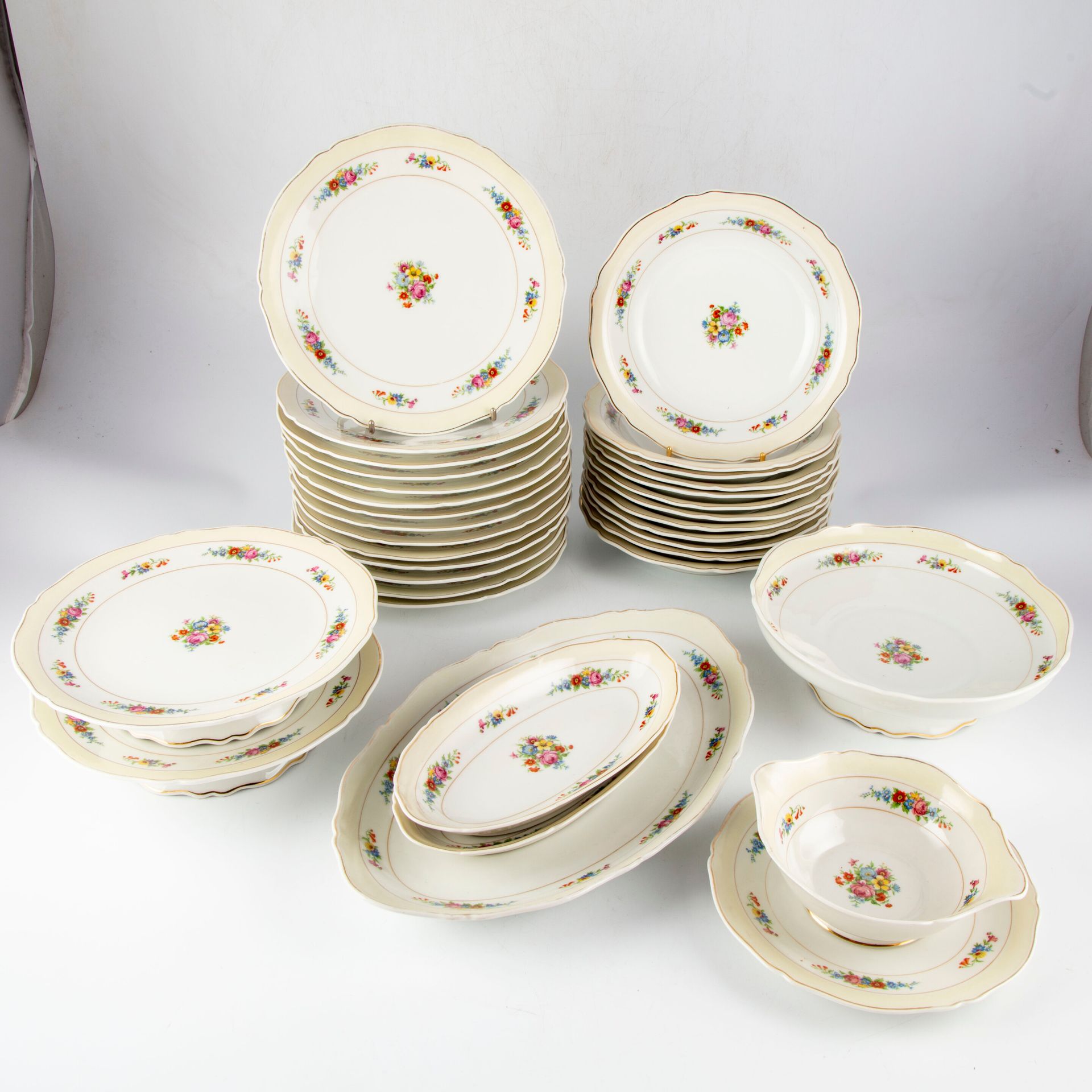 Null LEGRAND - Limoges 

Part of a porcelain dinner service decorated with flowe&hellip;