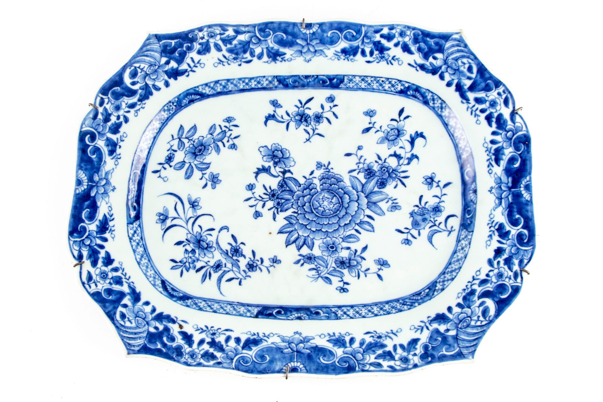 Null Enameled earthenware dish decorated with flowers in blue and white in the t&hellip;