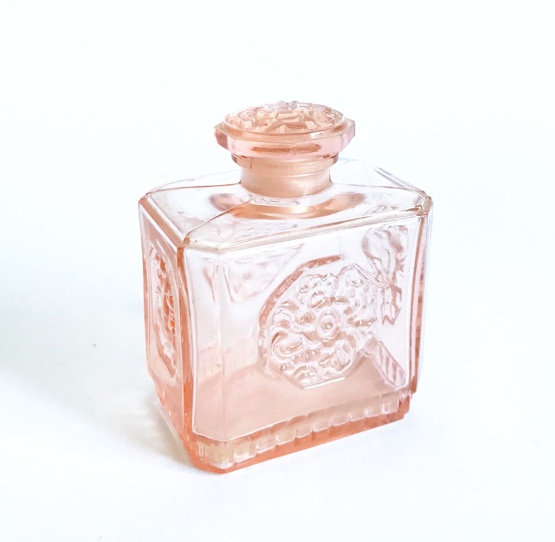 Null Flacon à parfum couvert en verre moulé à décor de médaillons fleuris dans l&hellip;