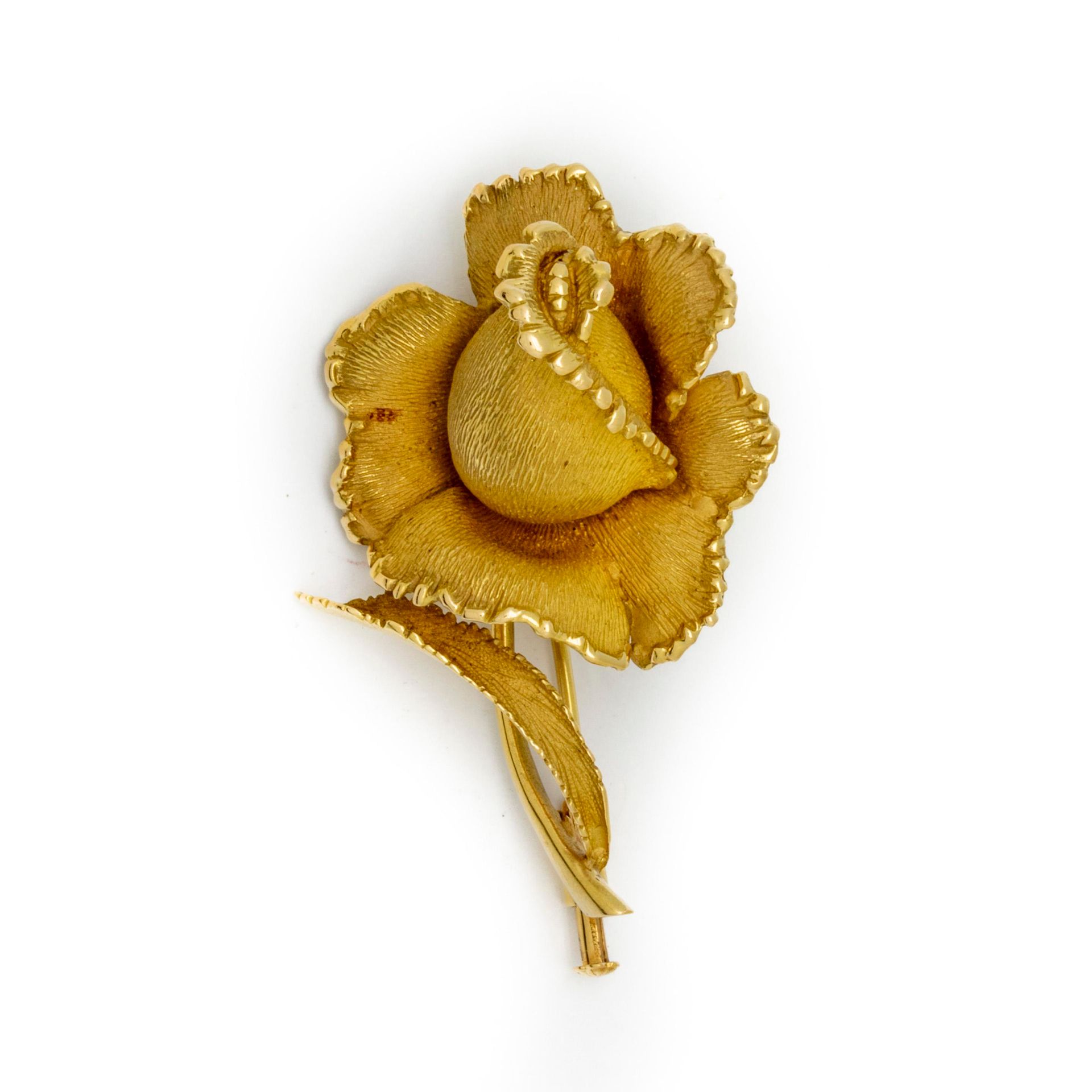 Null Spilla a forma di rosa in oro giallo e diamanti
Peso: 12,2 g.
