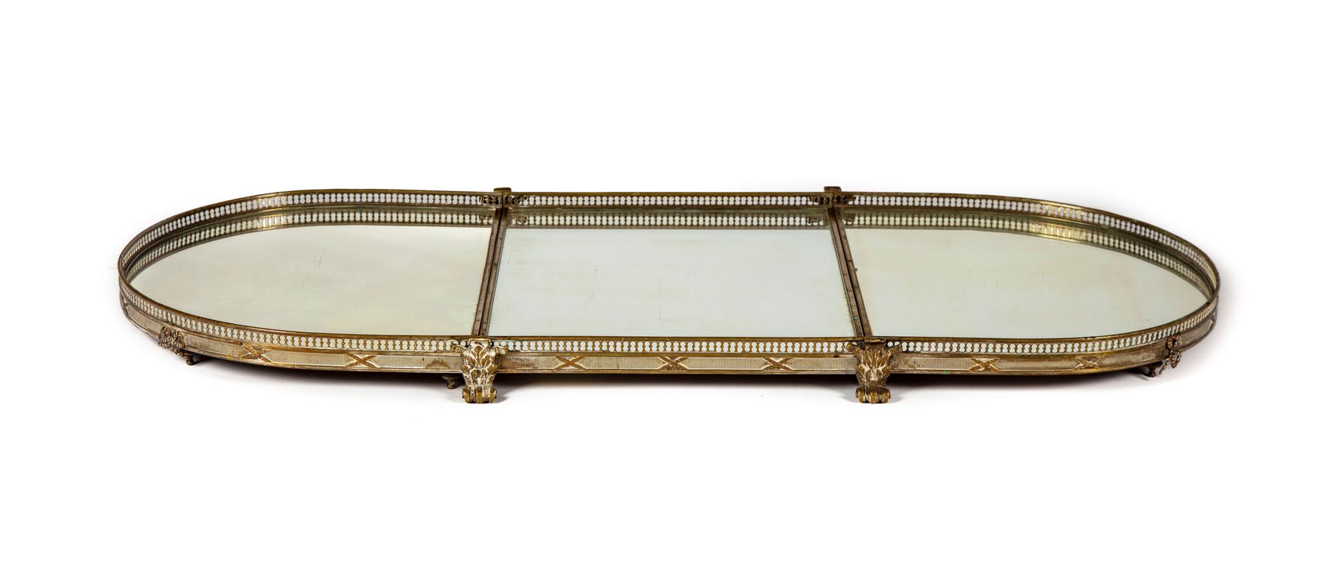 Null 大型三部分镀银金属桌面（已磨损），有一个镂空的画廊边框和一个镜子背景，站在爪脚上，上面有树叶和丝带。
18-19世纪风格
宽：90厘米；长：38厘米