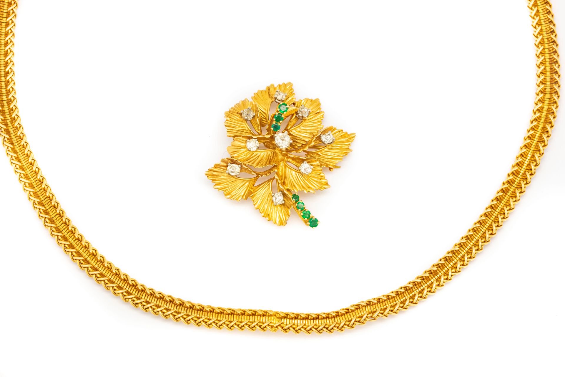 Null 黄金项链，黄金图案铺满老式切割钻石和绿宝石，形成一片叶子，可以拆开做胸针。
重量：项链48.3克；毛重：18.8克。