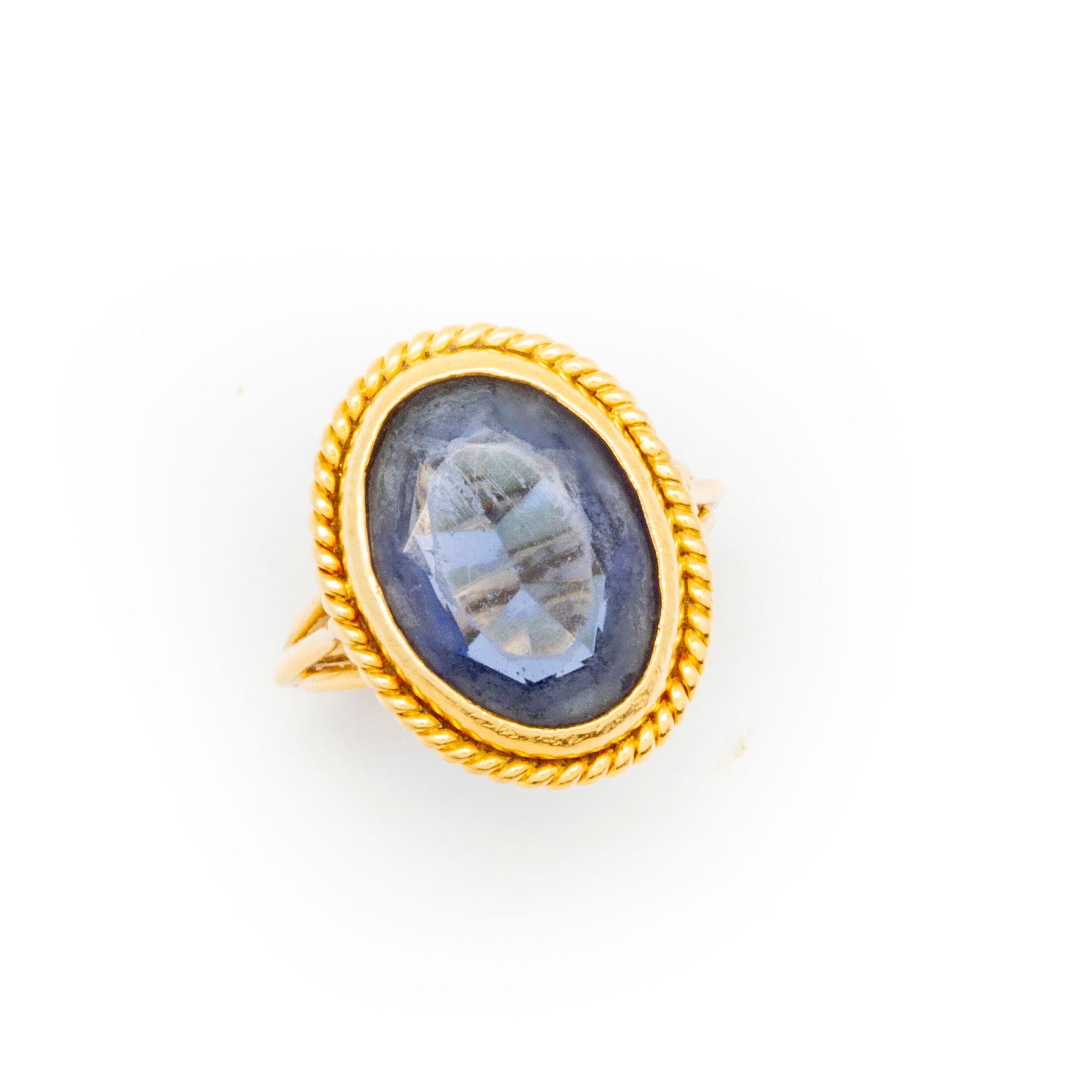 Null 镶嵌有椭圆形切面紫水晶的黄金戒指
19世纪
毛重：7.15克。