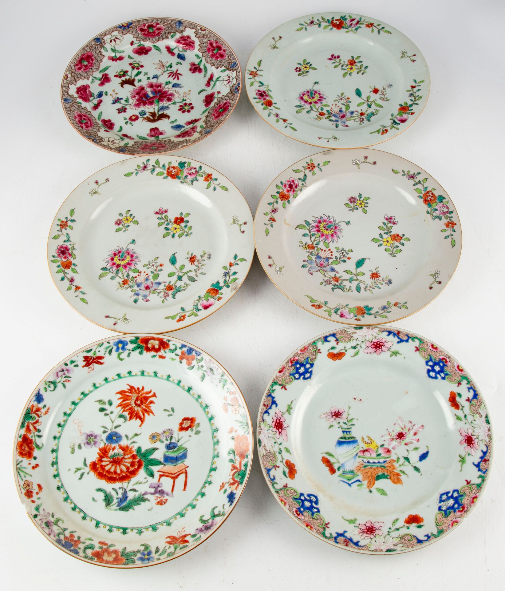 COMPAGNIE DES INDES 中国 - 印度公司
花卉或器皿多色装饰瓷盘一套六件
D.23厘米
小缺口和裂缝