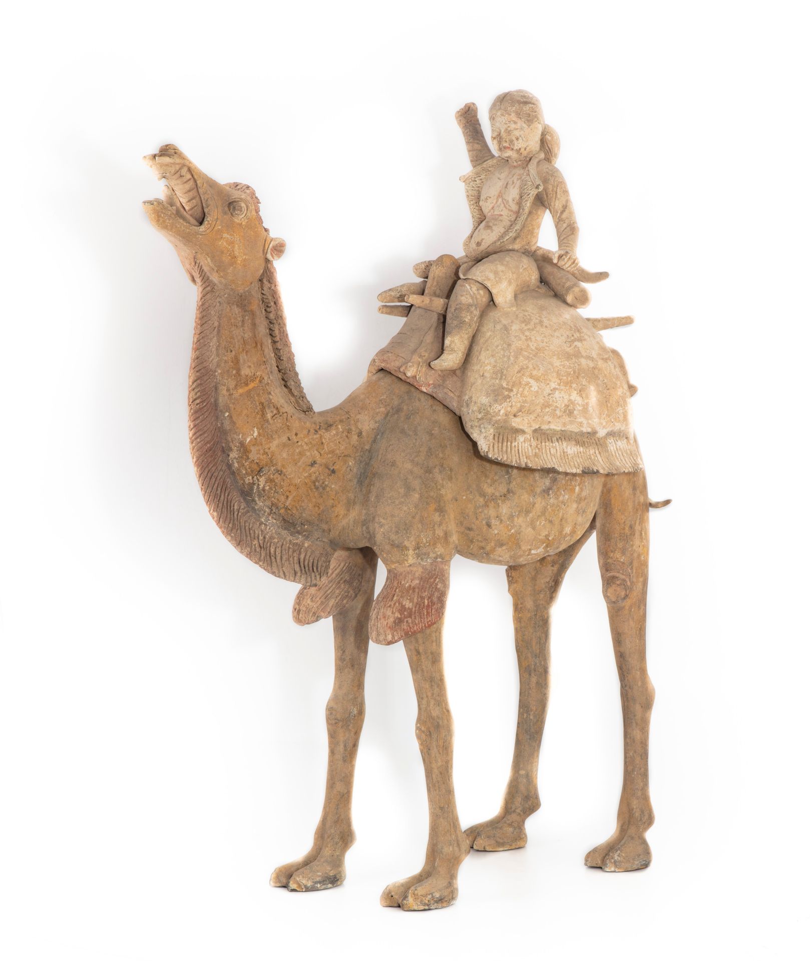 CHINE TANG 中国 - 唐朝时期 (618-907)
重要的陶制雕像，有多色的痕迹，一匹骆驼停在那里，骑手坐在马鞍上向天空挥舞着右臂。
骆驼的尺寸：高：&hellip;