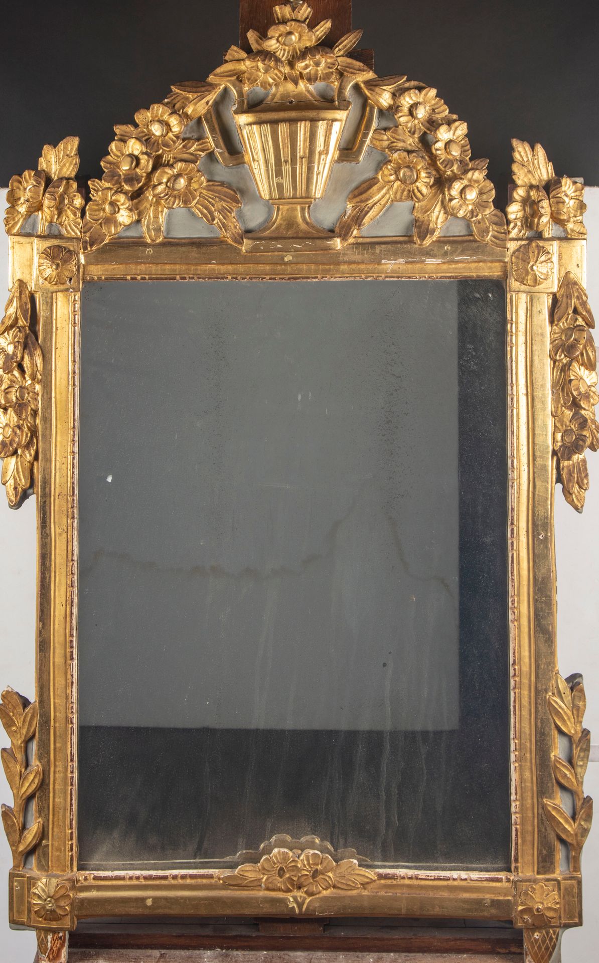 Null 大型木雕和镀金灰泥镜，装饰有花的奖杯
路易十六时期 
水银玻璃 
112 x 68 cm
修复和小事故