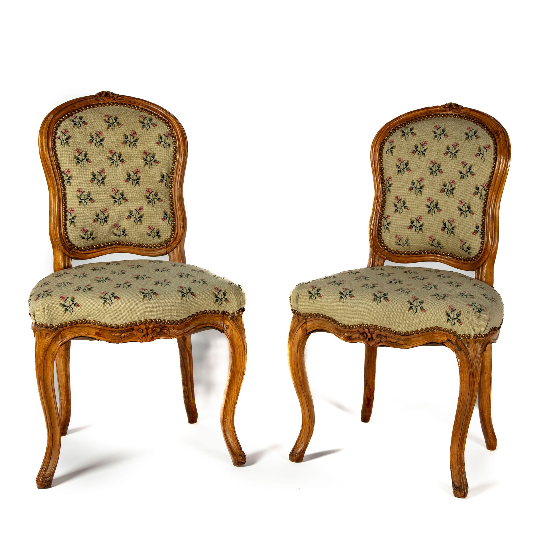 Null 一对天然木制椅子，模制和雕刻有花朵，靠背是运动的，弯曲的腿
路易十五时期的省级作品
修复体和腿部