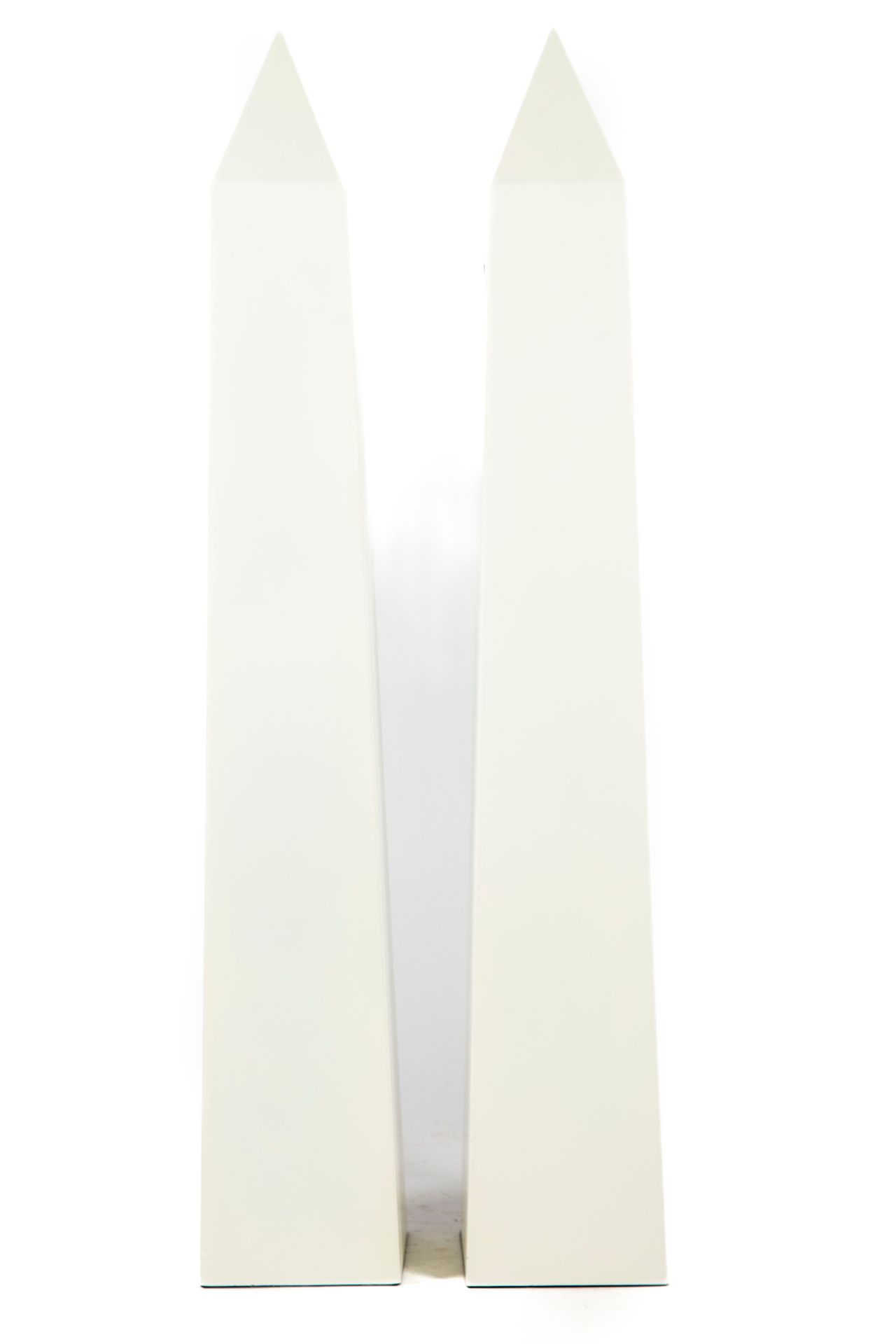 Null Großes Paar Obelisken aus weißem Kunstharz.
H. : 95 cm