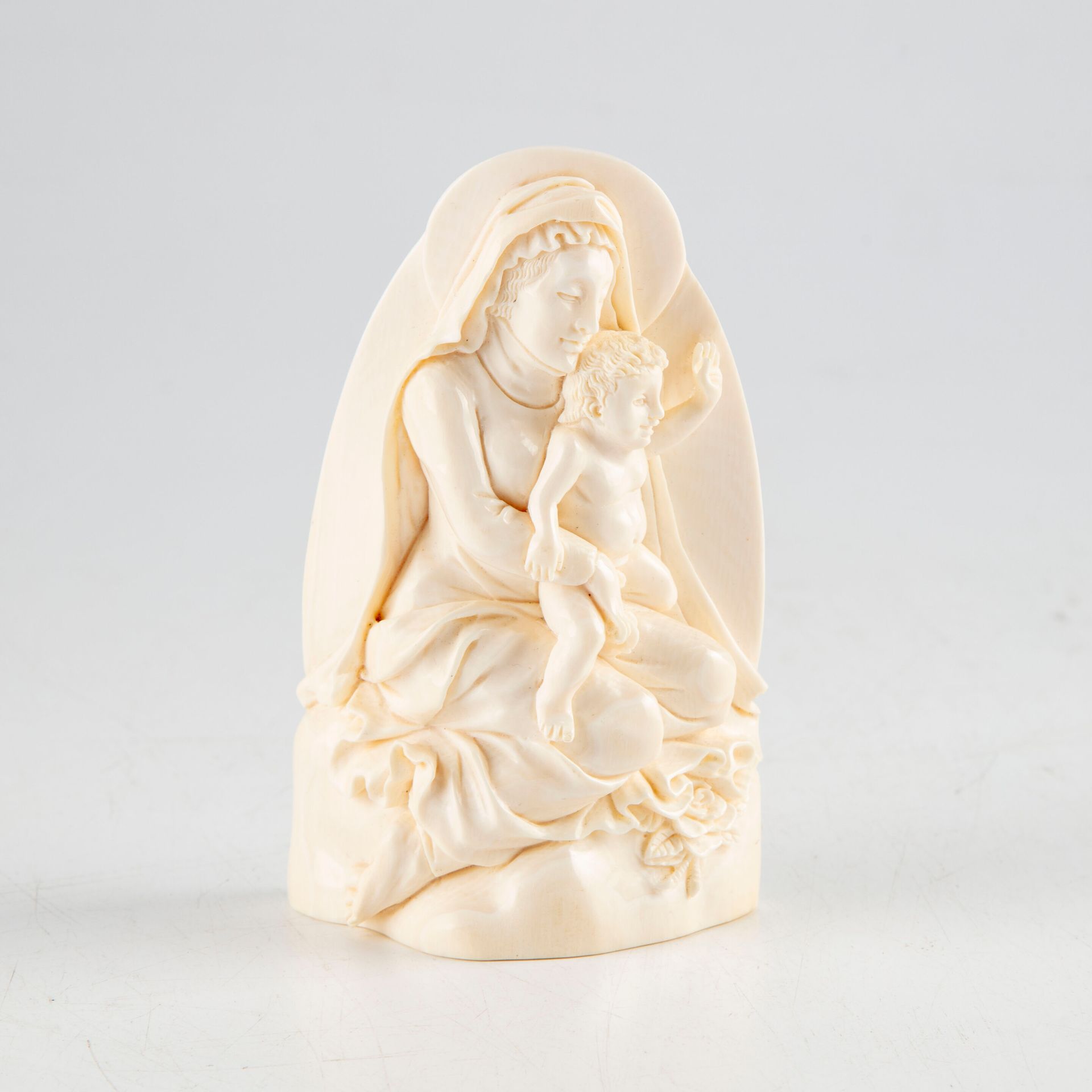Null Vierge à l'Enfant sculpté en os fort relief
Début du XXe
H. : 11 cm
Poids :&hellip;