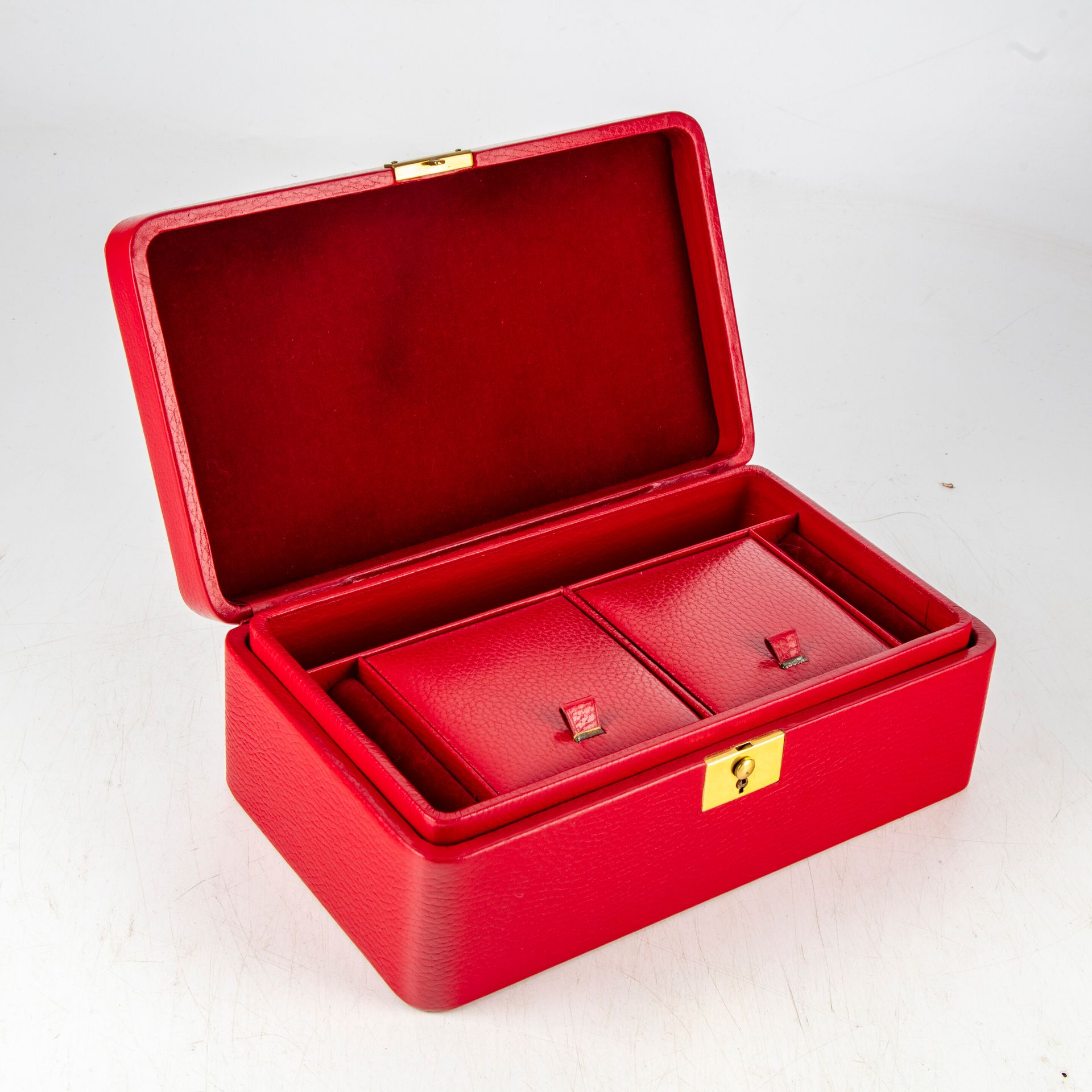 Null MAISON LE TANNEUR
Coffret à bijoux en cuir veau rouge
Etat neuf, dans sa bo&hellip;