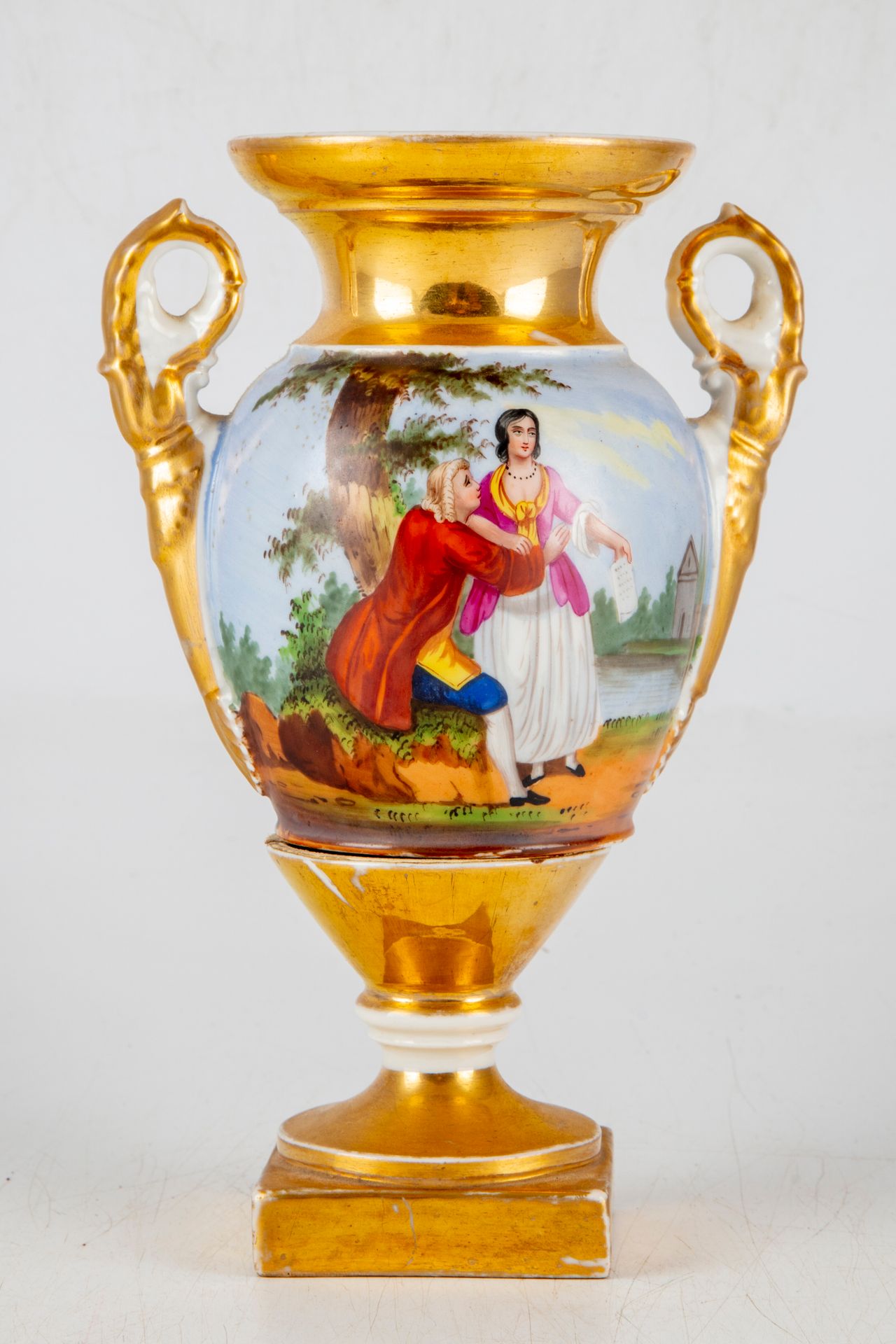 Null PARIS 
Vase en porcelaine émaillée à décor polychrome d'un paysage et d'une&hellip;