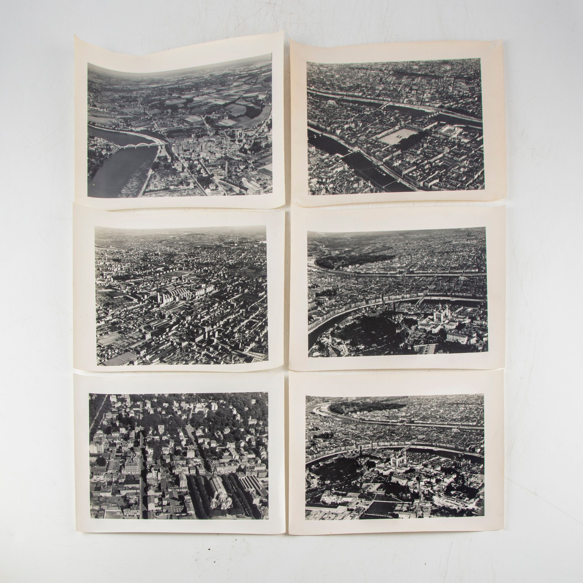 Null 归属于罗杰-亨拉德（1900-1975）的作品 
一套6张银色纸的里昂市鸟瞰摄影作品：Fourvière圣母院教堂、一组公寓楼、Bellecour广场&hellip;