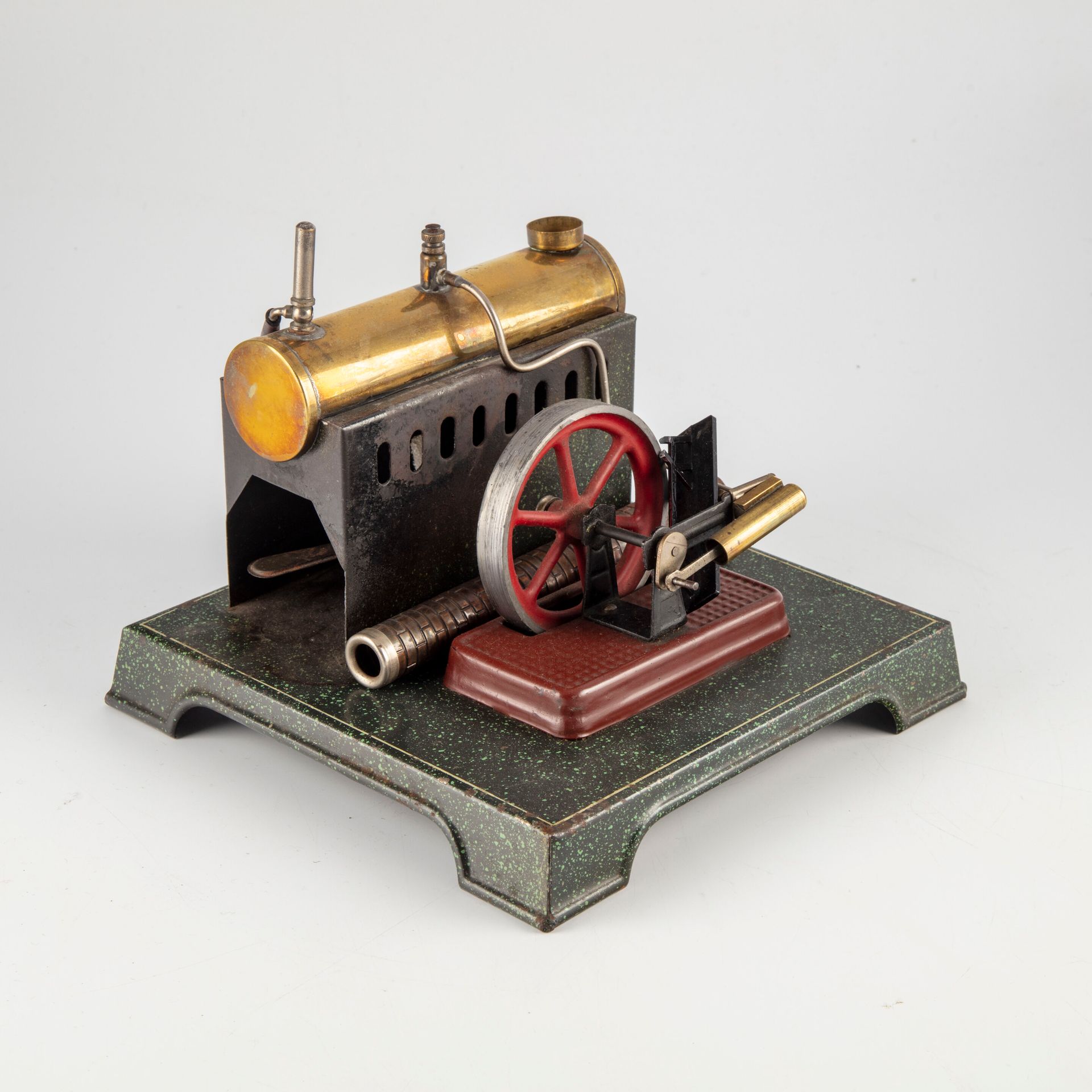 Null 儿童蒸汽机的金属板微型模型。 
H.16 cm; W: 21 cm; D: 21 cm 
(有锈斑和缺失的部分)