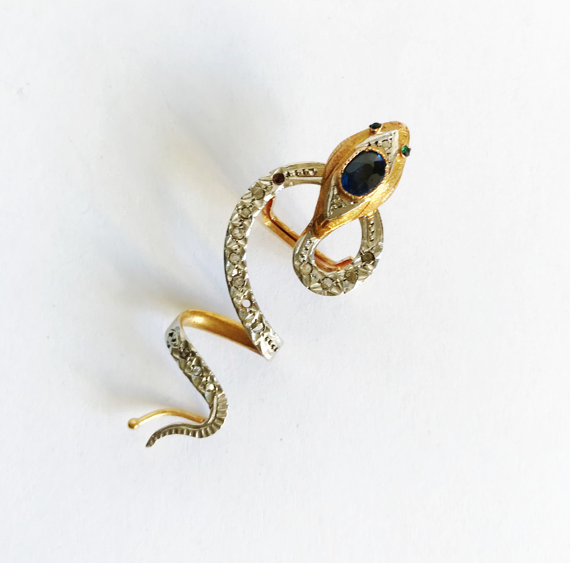 Null Accroche pour foulard (?) en or en forme de serpent, le corps pavé de petit&hellip;