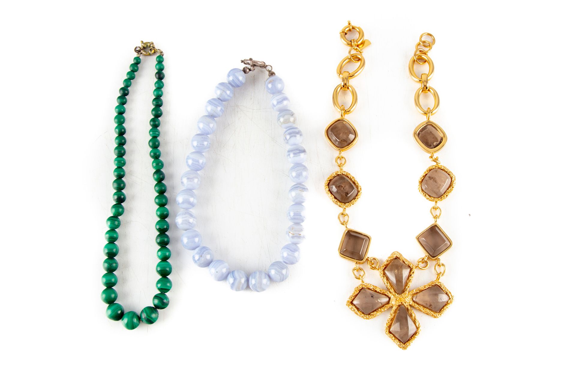 Null Lot comprenant un collier en malachite, un collier en pierres bleues, un co&hellip;