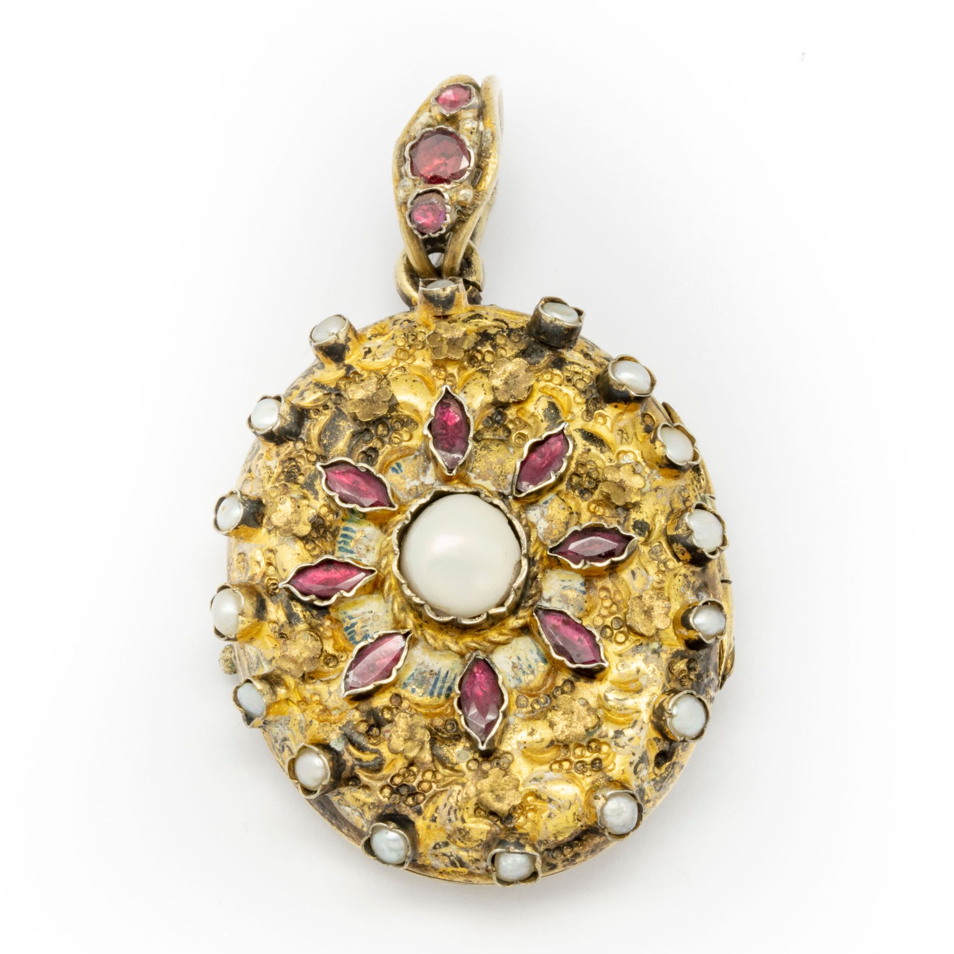 Null 花卉图案的青铜吊坠，中间是一颗纽扣珍珠，周围是红色宝石和珍珠，封闭式镶嵌
19世纪 
毛重：14.8克。