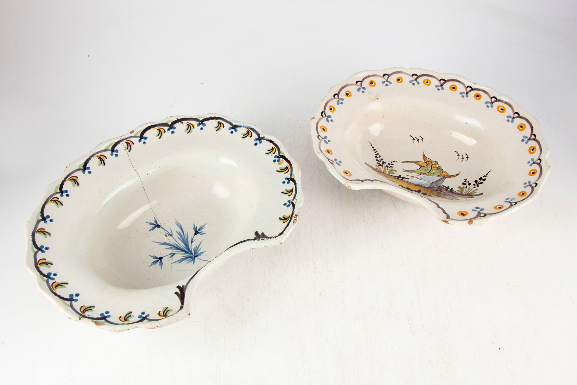Null 尼弗斯 
一套两个釉面陶器胡盘，一个装饰着一对鸽子
19世纪初
长：28厘米 
裂缝，一个有旧的修复
