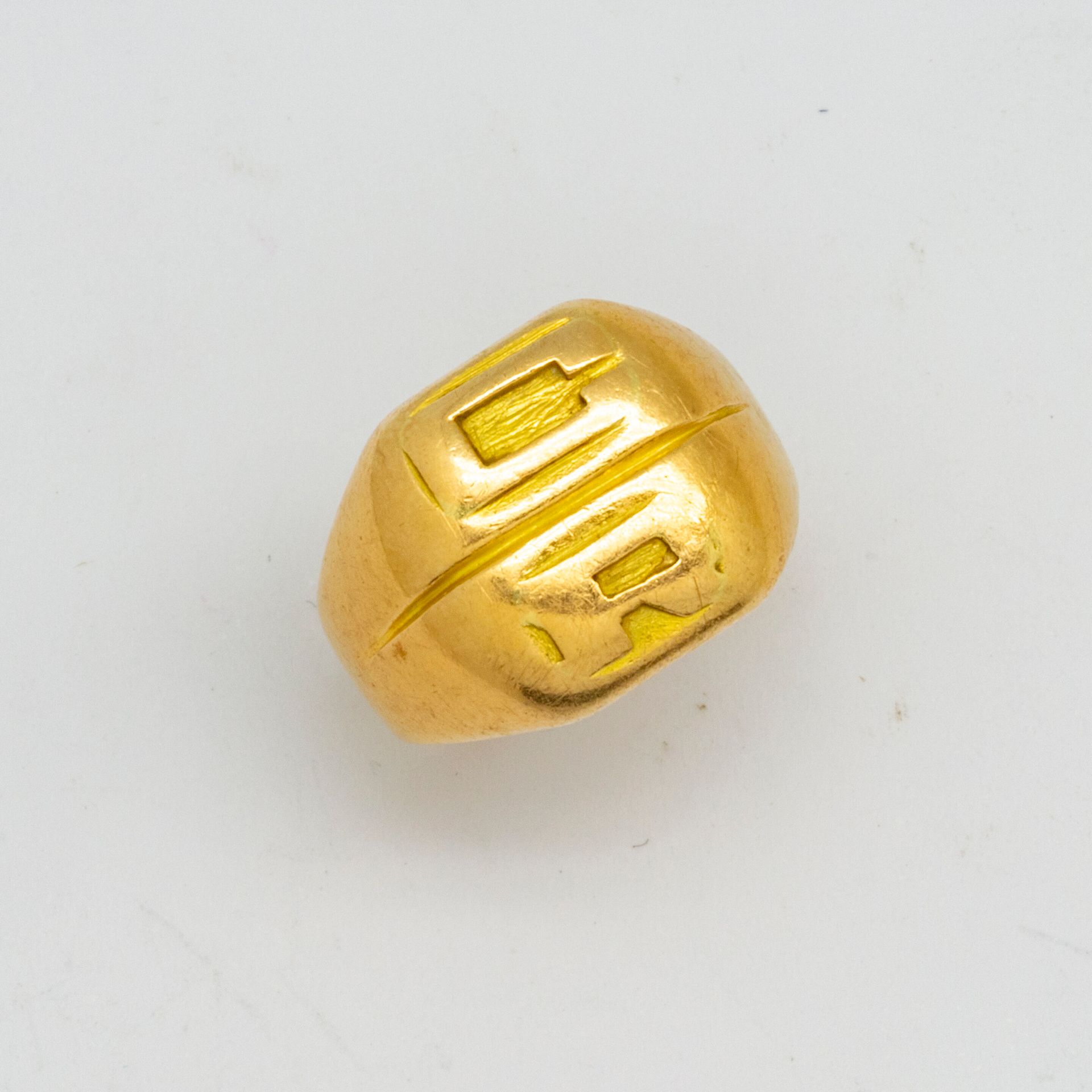 Null Yellow gold signet ring 
weight : 12,6 g