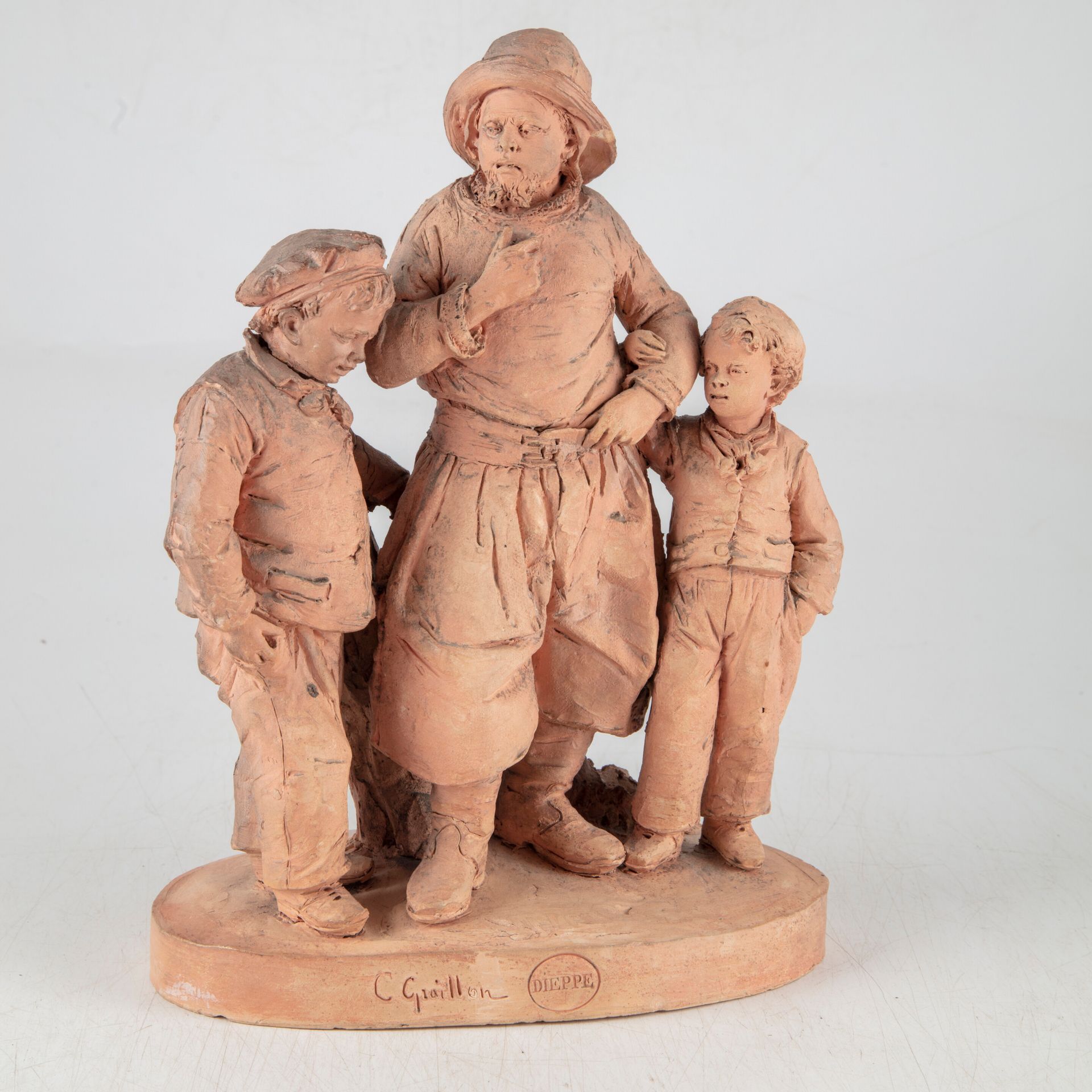 Null 塞萨尔-格莱昂(1831-1913) 
陶器组，渔夫和孩子们，在平台上签名C.GRAILLON，盖有迪耶普的印章
手部有小意外
25 x 19厘米