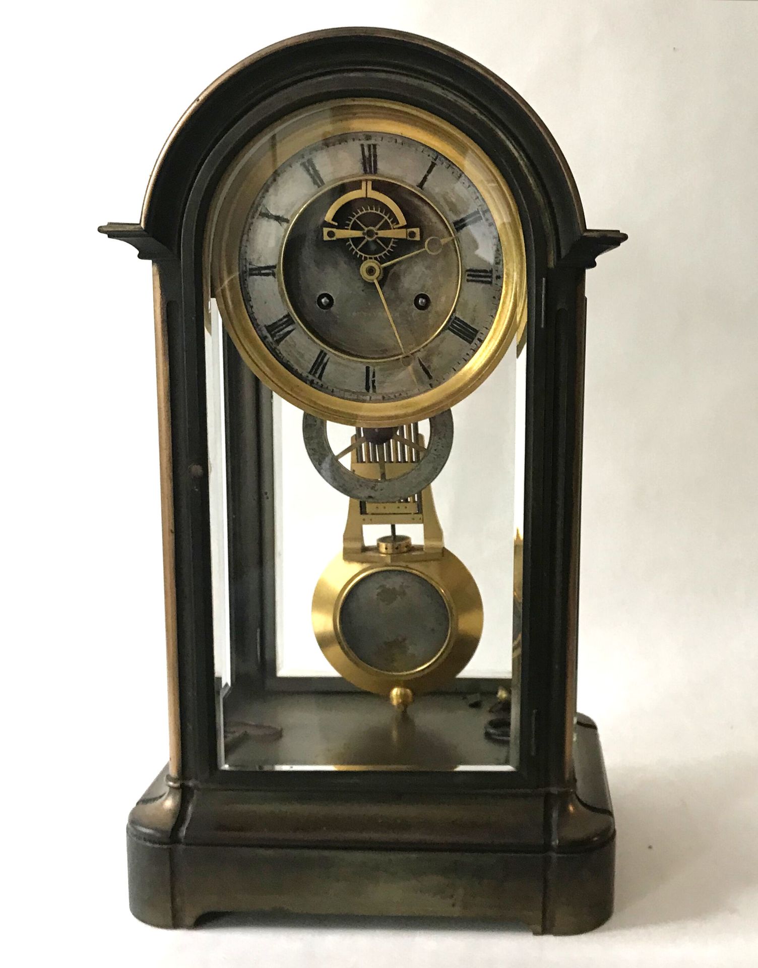Null 青铜、黄铜和玻璃材质的重要时钟。带系统的表盘上签有SOUTEYRARD的字样，有大摆轮（有待重新固定）。约1900年 
高：46 - 宽：26 - 深&hellip;