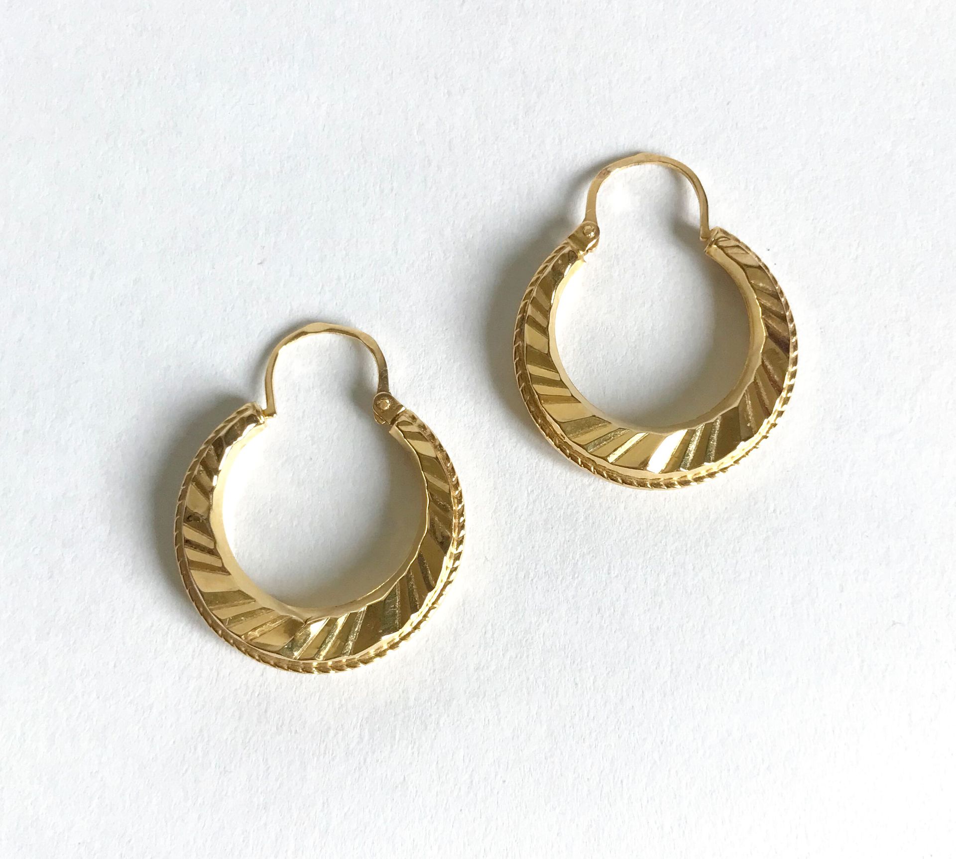 Null Pair of yellow gold "creole" earrings.
Weight : 1,65 g