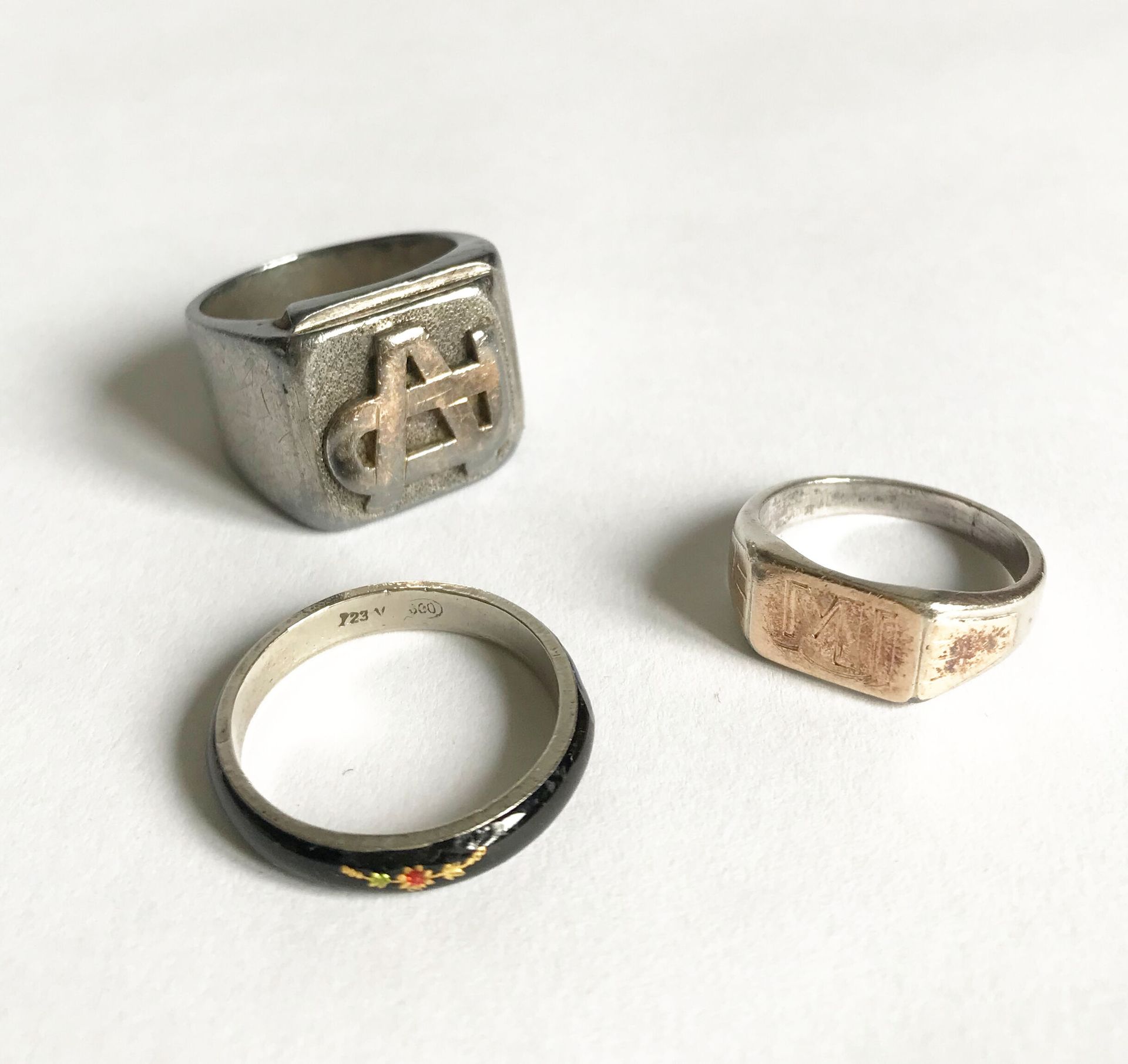 Null 一套两枚银质签名戒指。一个银戒指（800）和珐琅