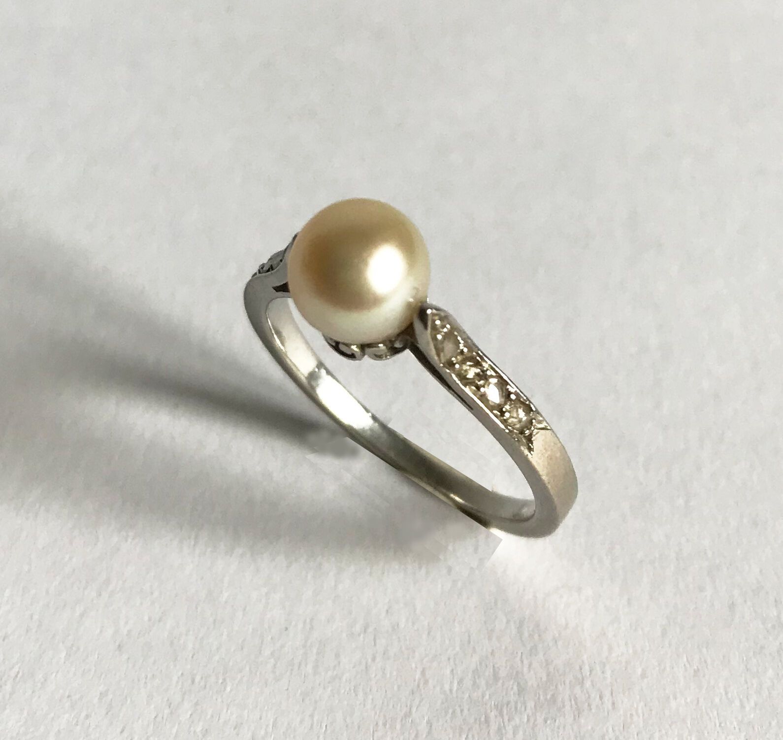 Null 镶嵌有珍珠和小钻石的白金戒指。约1920年
毛重：3.20克