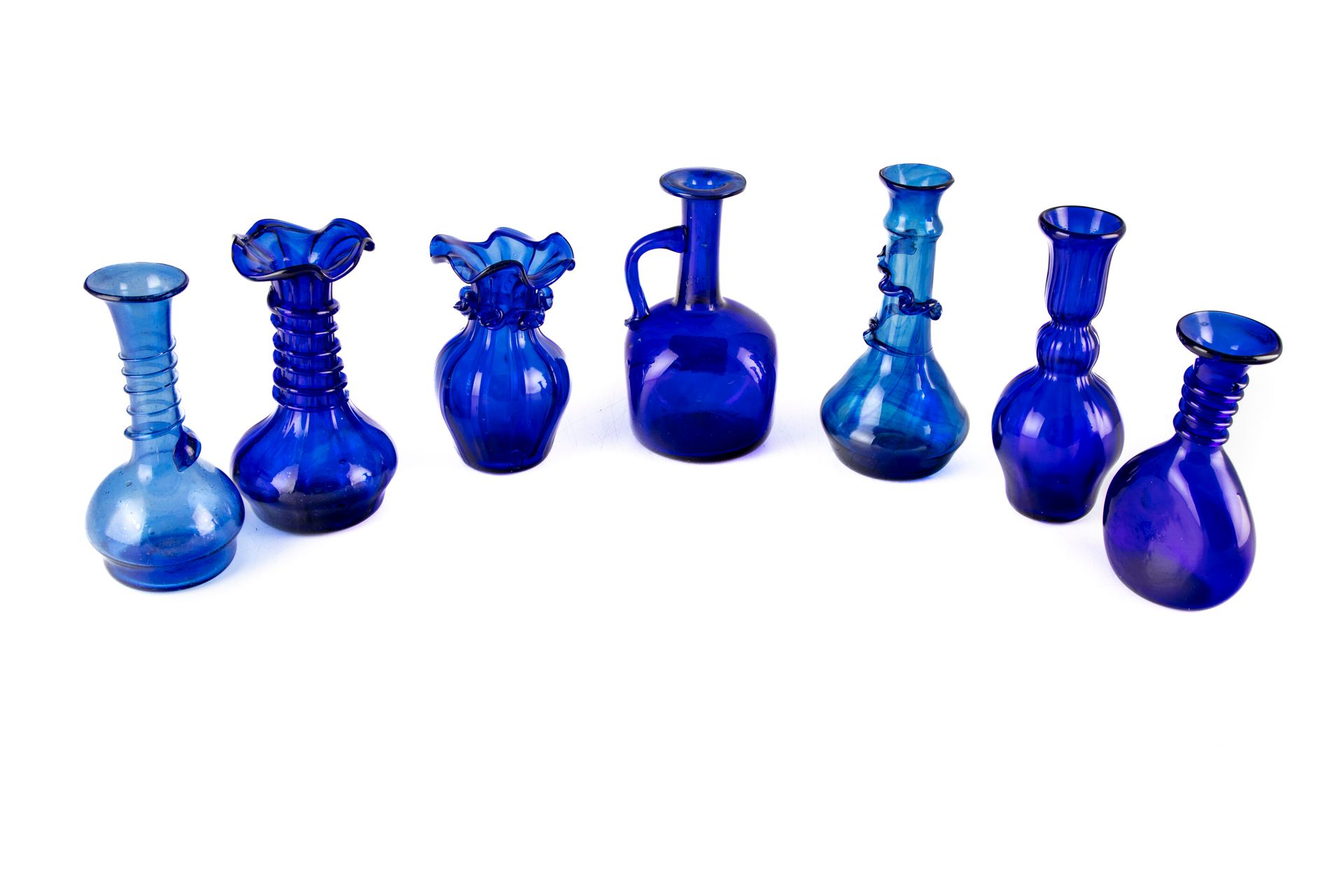 Null Collection de flacons en verre soufflé de couleur bleu.
Moyen Orient