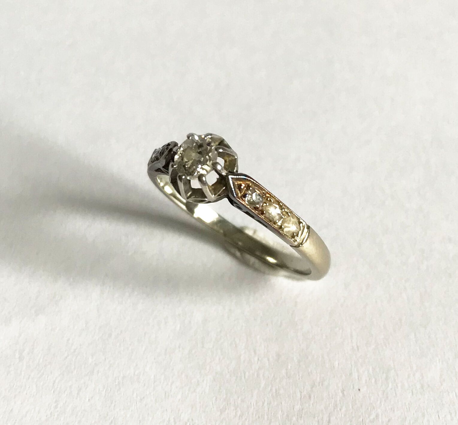 Null 白金戒指，镶嵌有单颗老式切割钻石和小钻石。约1920年
毛重：1,70克!