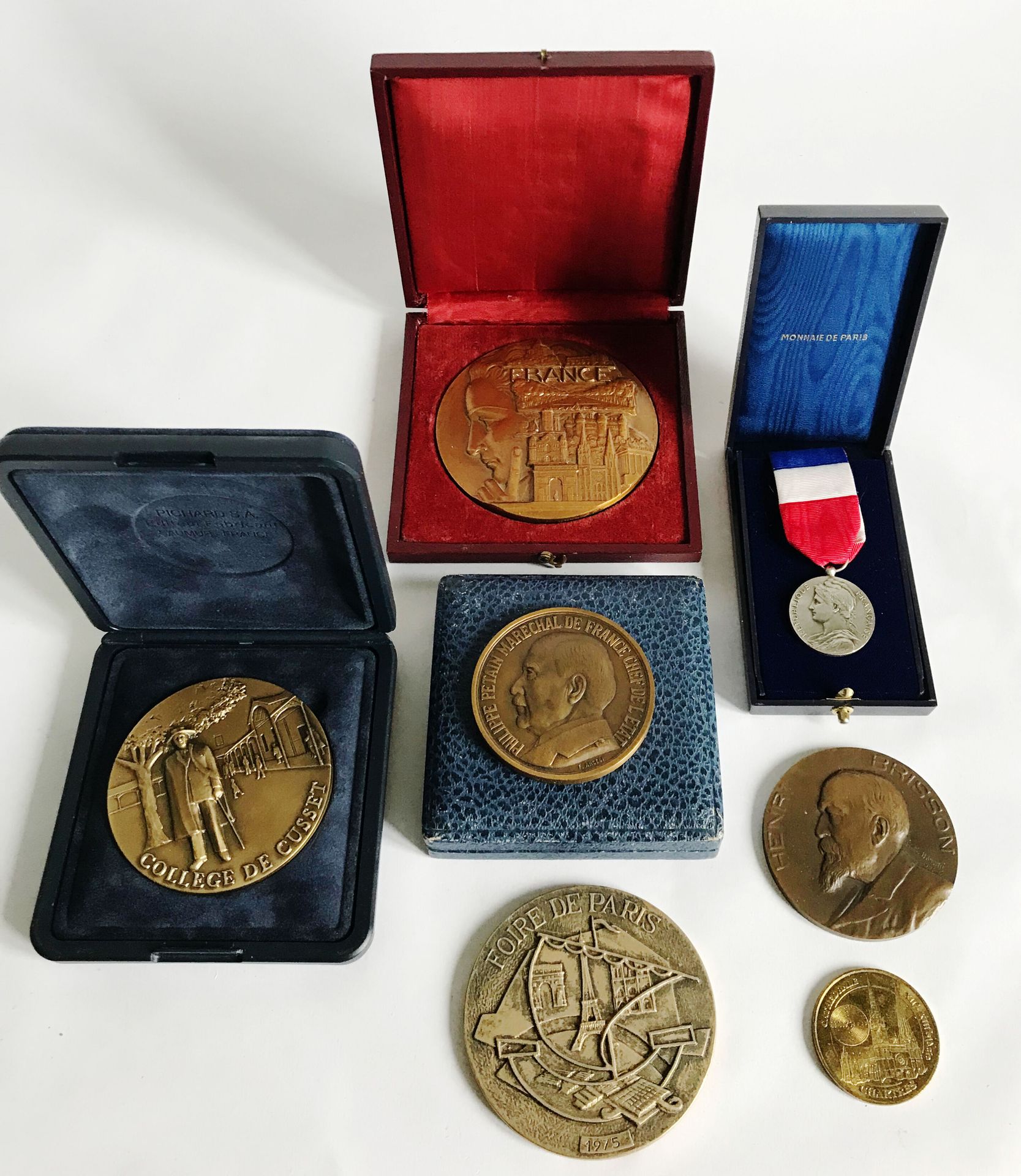Null Ensemble de 7 médailles en bronze dont :
- Philippe Pétain
- Foire de Paris&hellip;