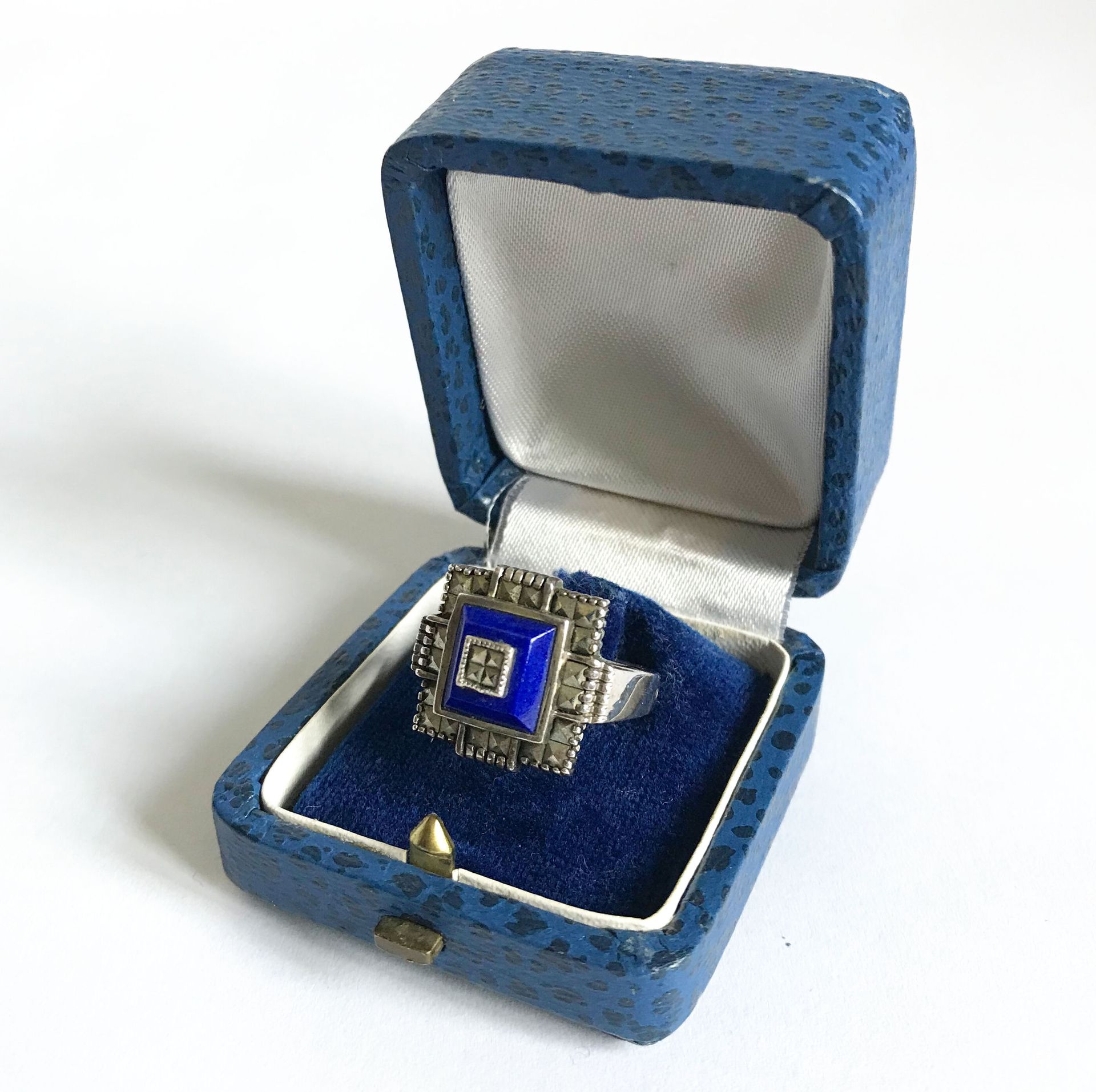Null Ring mit Silberfassung, besetzt mit einem Lapislazuli, der von einem Rand m&hellip;