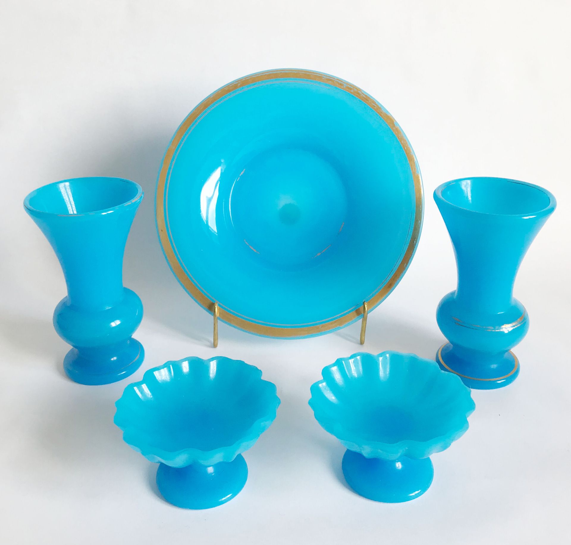 Null 蓝色蛋白石套装包括：两个小花瓶-两个小碗和一个盘子。19世纪晚期