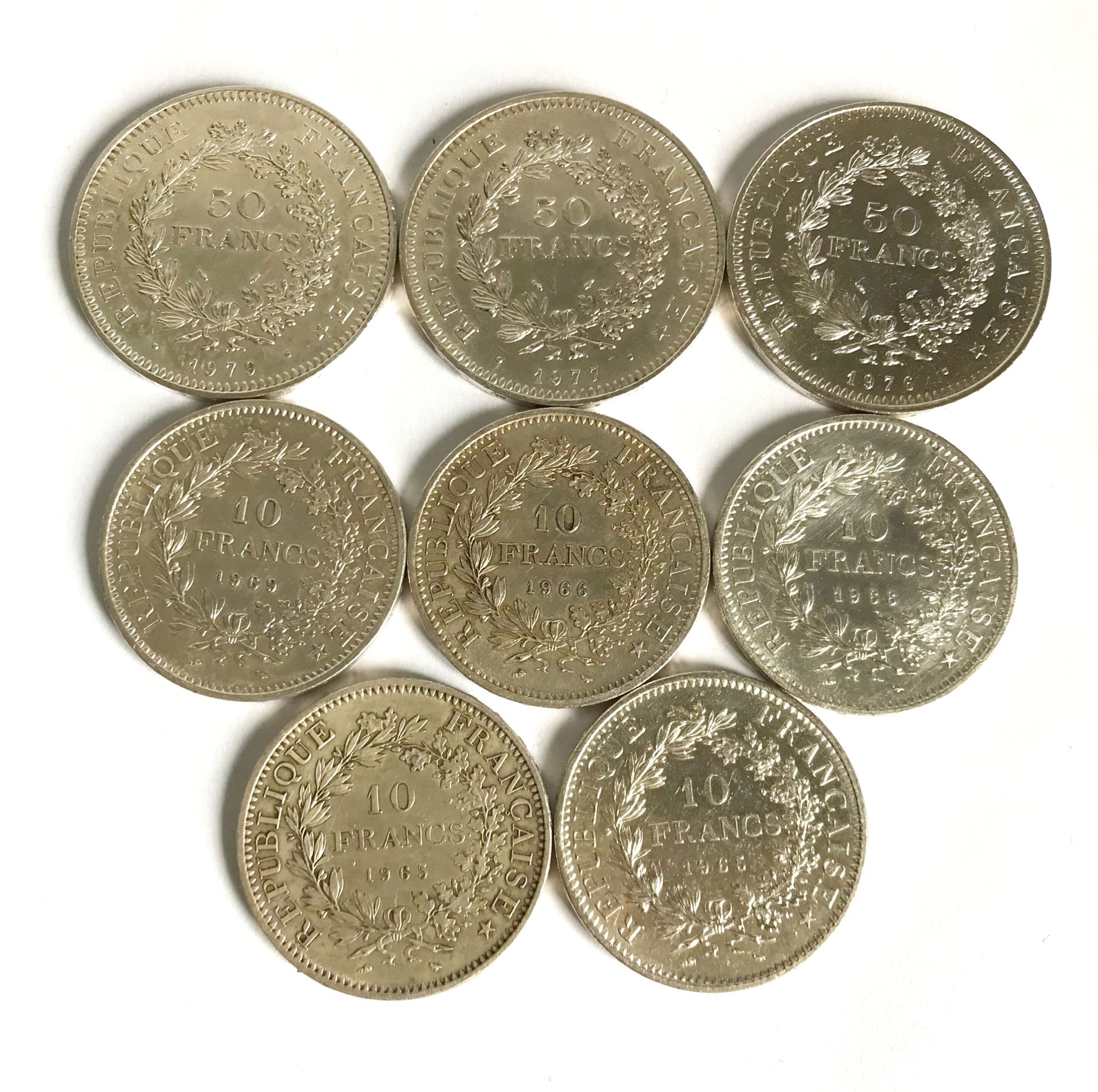 Null Set aus 5 Silbermünzen zu 10 Fcs und 3 Silbermünzen zu 50 Fcs.
Gewicht: 215&hellip;